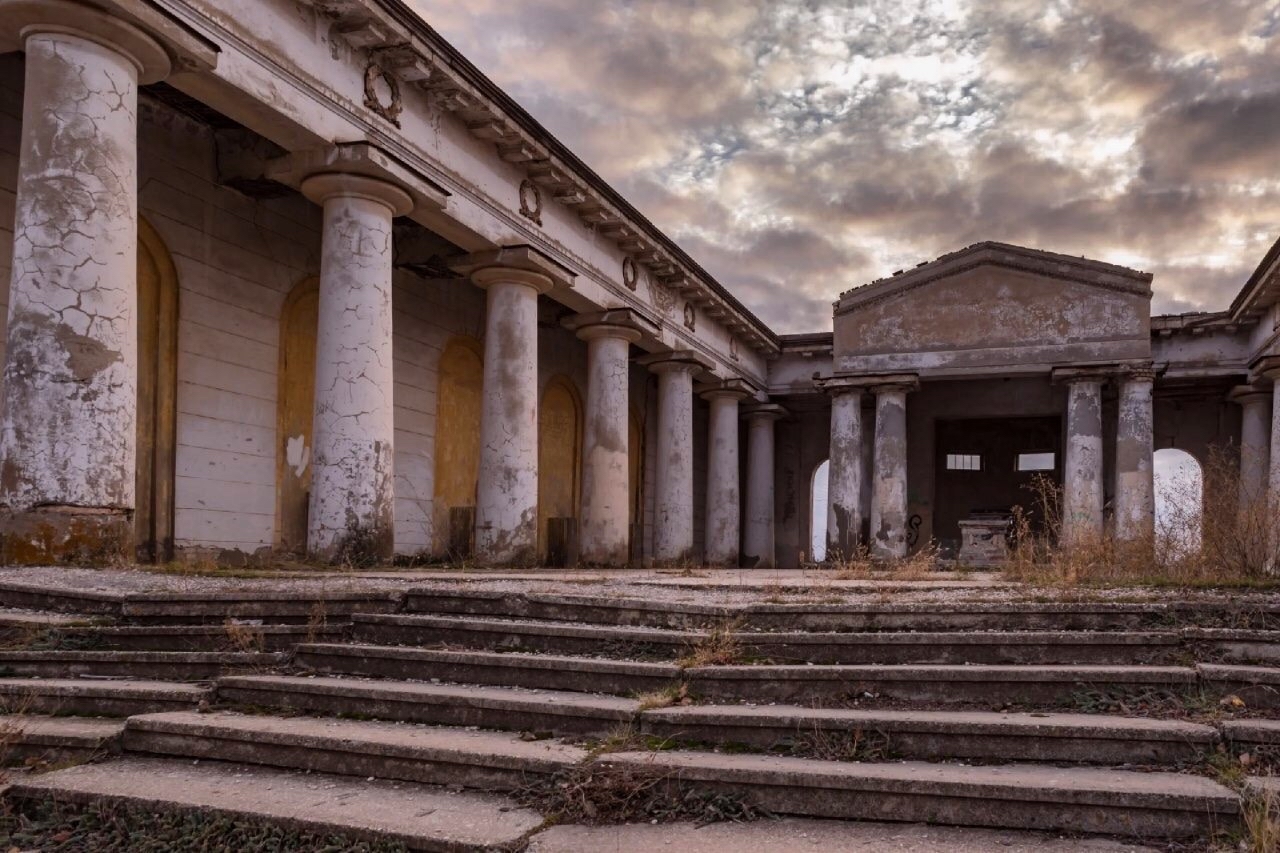 Кладбище г волжского. Мортуарий Волжский. Волжский кладбище мортуарий. Волжский мортуарий Пантеон. Волжский старое кладбище Пантеон.