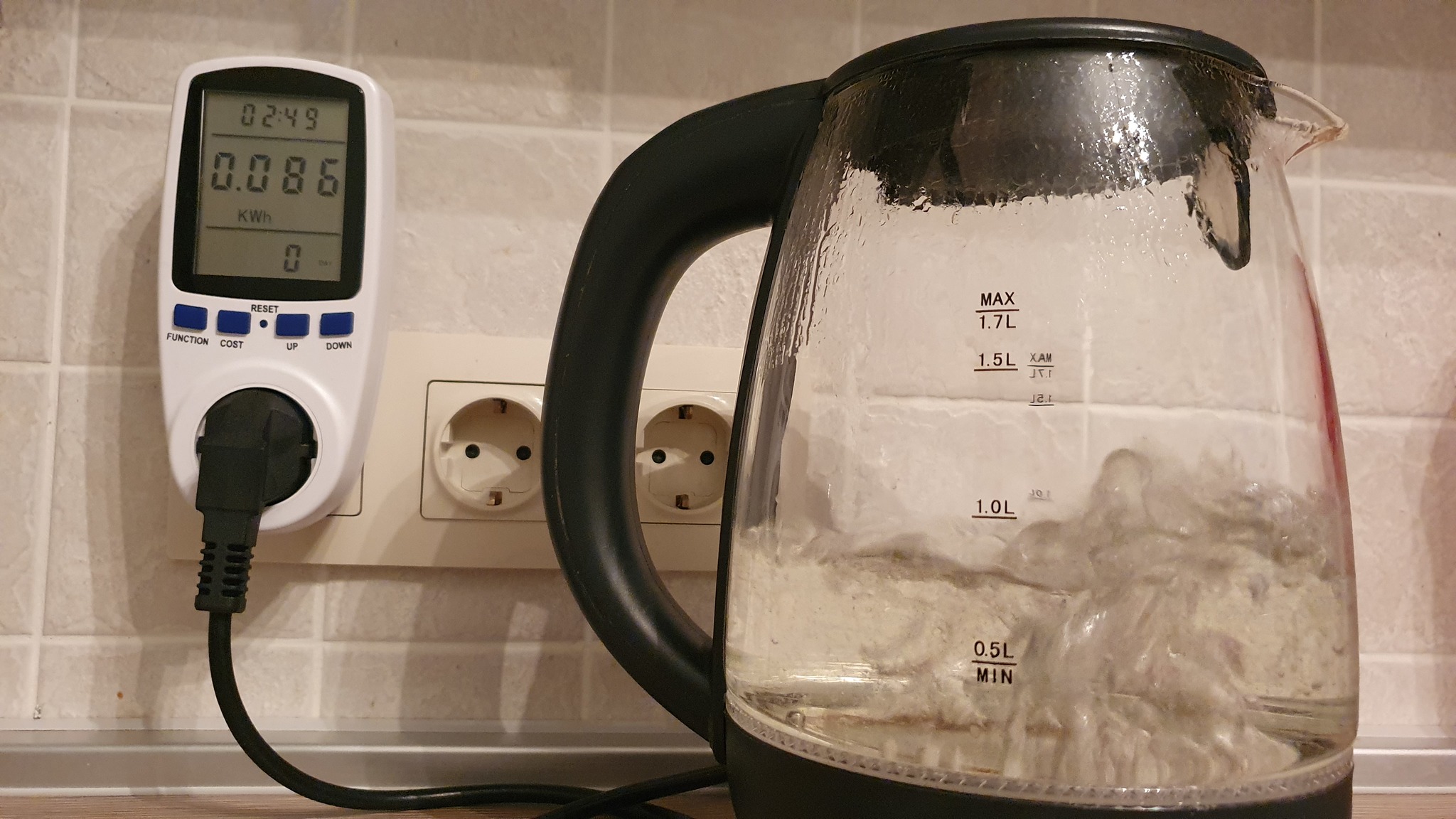 Вскипятить микроволновка. Нагреть воду для чая. Чайник с водой поставили на печь и подогрели воду при этом. Воду разогреть. Прогревающая жидкость.
