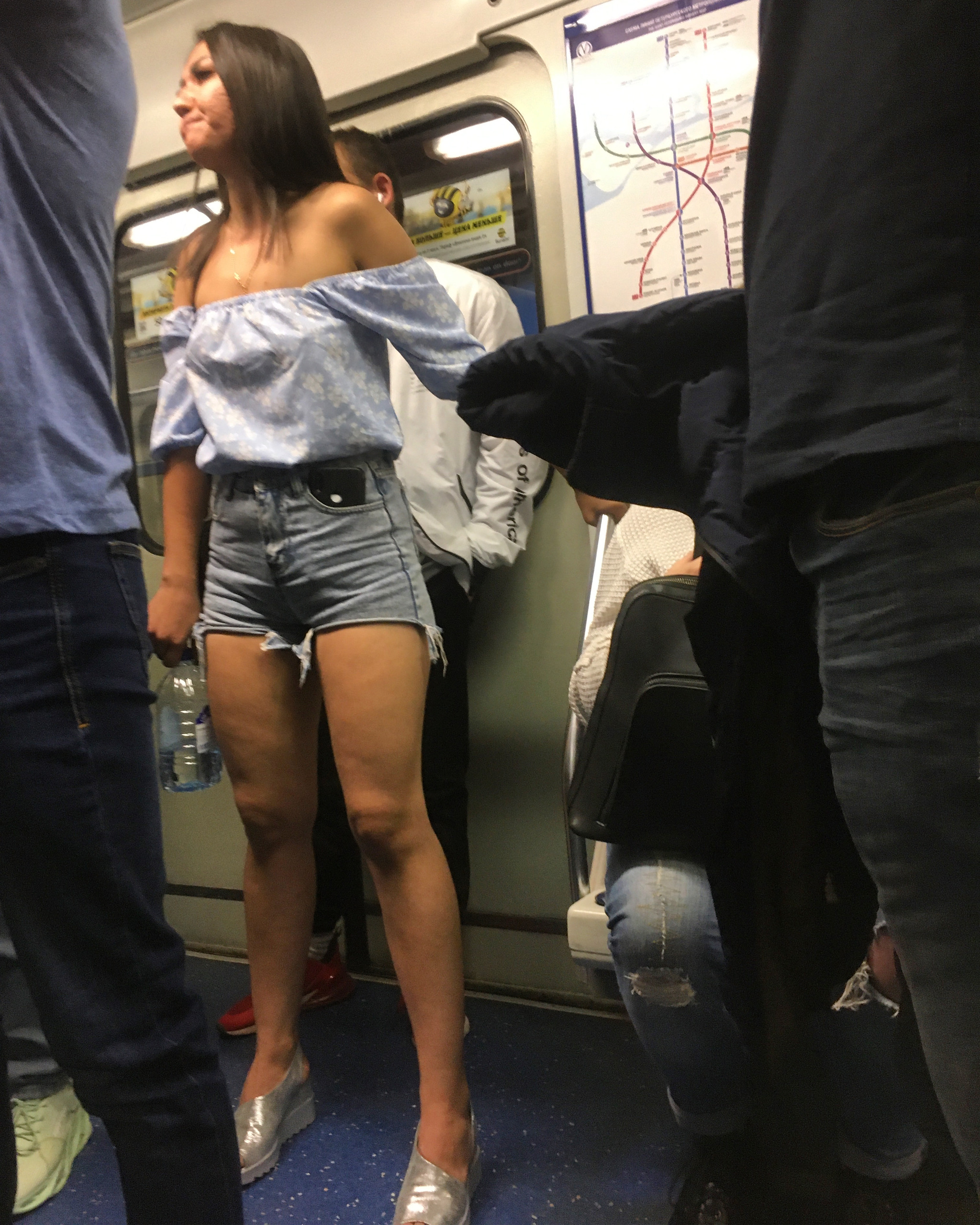 лапают девушек в метро за жопу фото 111