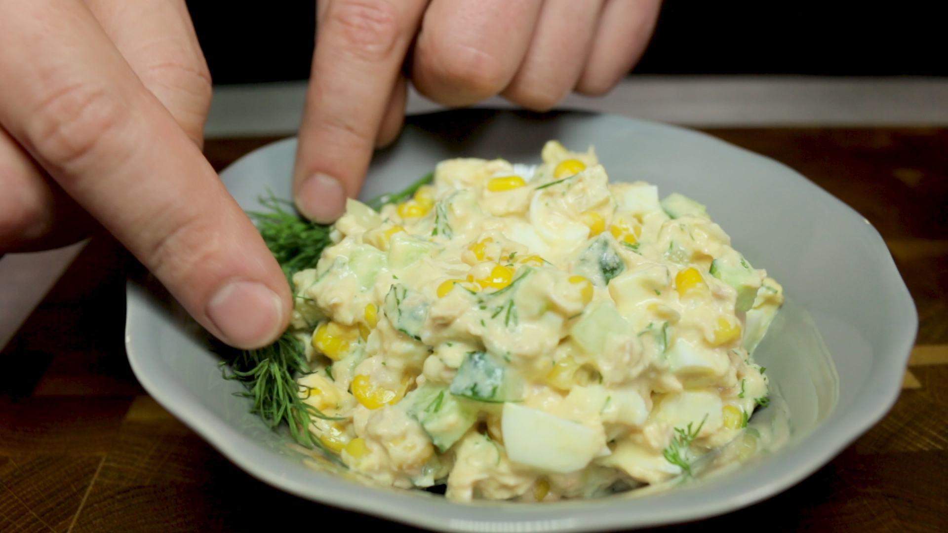 Вкусный салат с консервированным тунцом на скорую руку | Пикабу