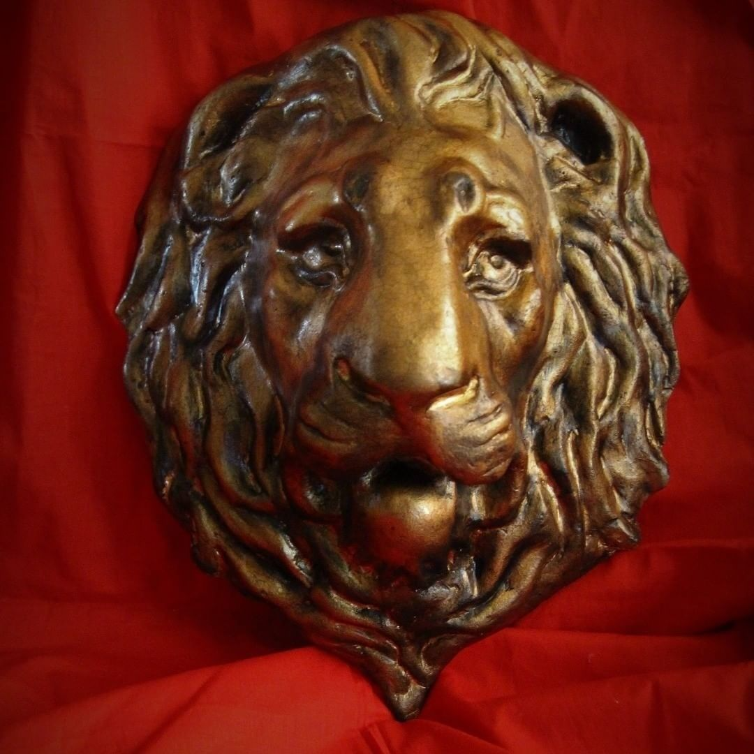 Лев из папье-маше сделан из дерева и картона.