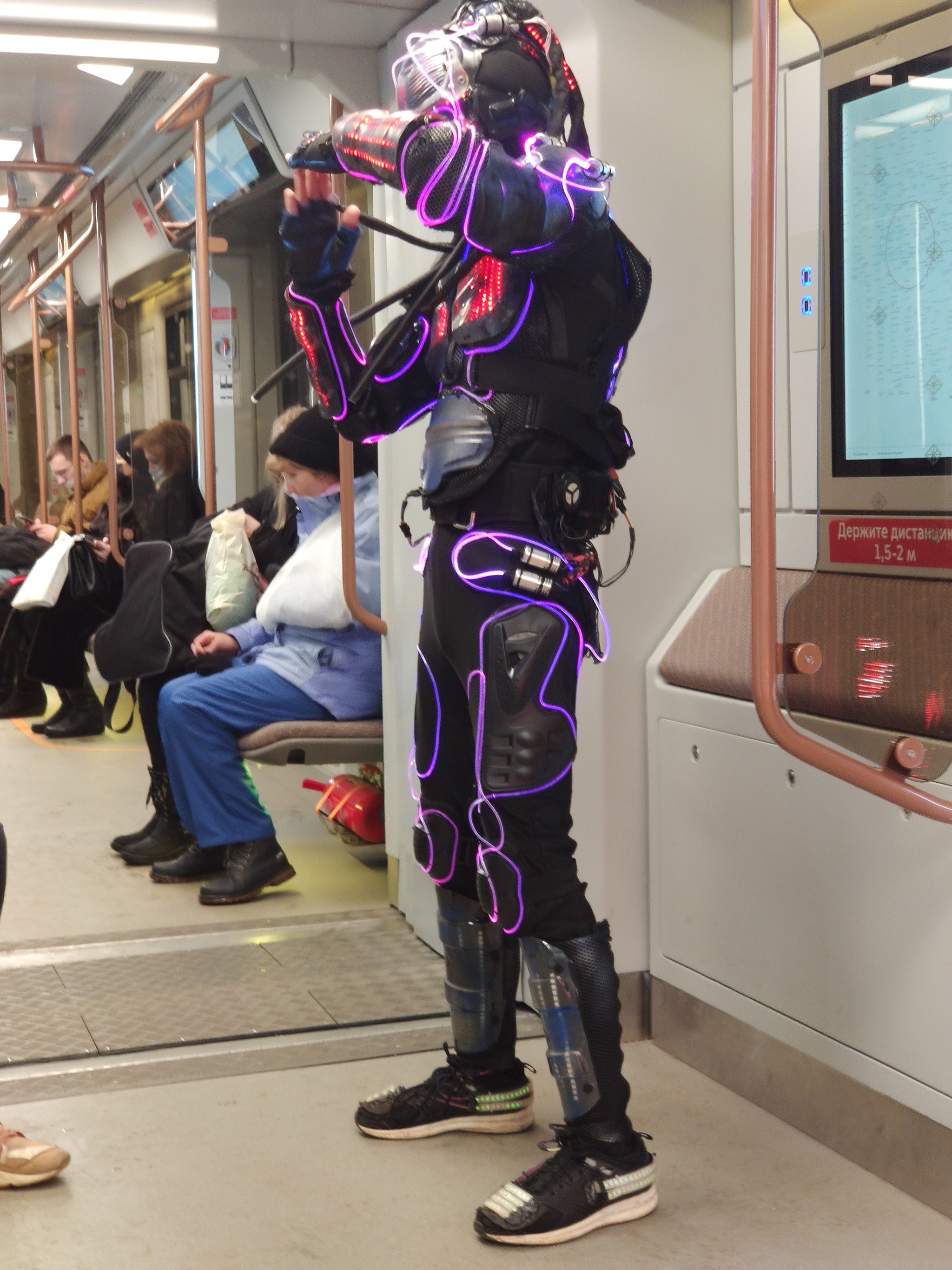 Костюм в метро