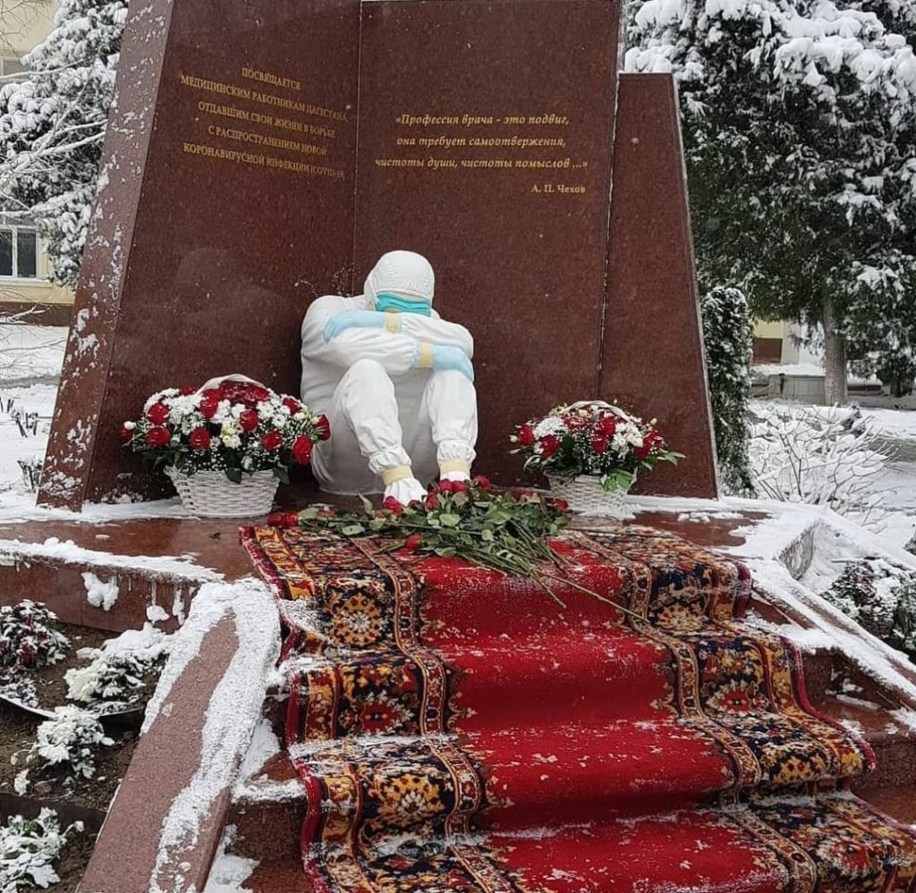 В Махачкале открыли памятник врачам погибшим в борьбе с Covid-19 | Пикабу