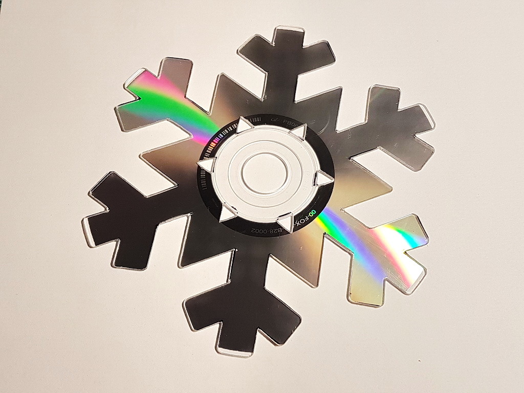 Снежинки из СD-дисков. Мастер-класс с пошаговыми фото
