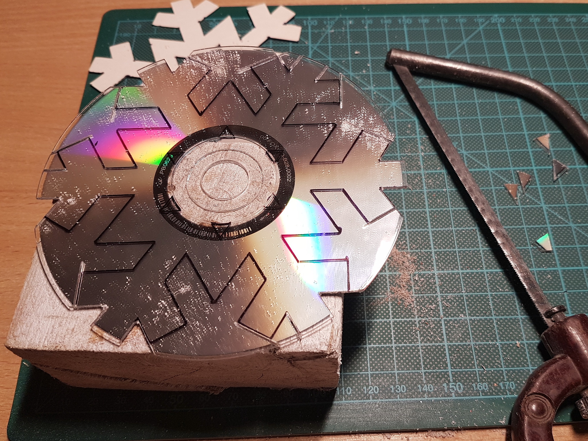 Снежинки из CD-дисков, обвязанных крючком