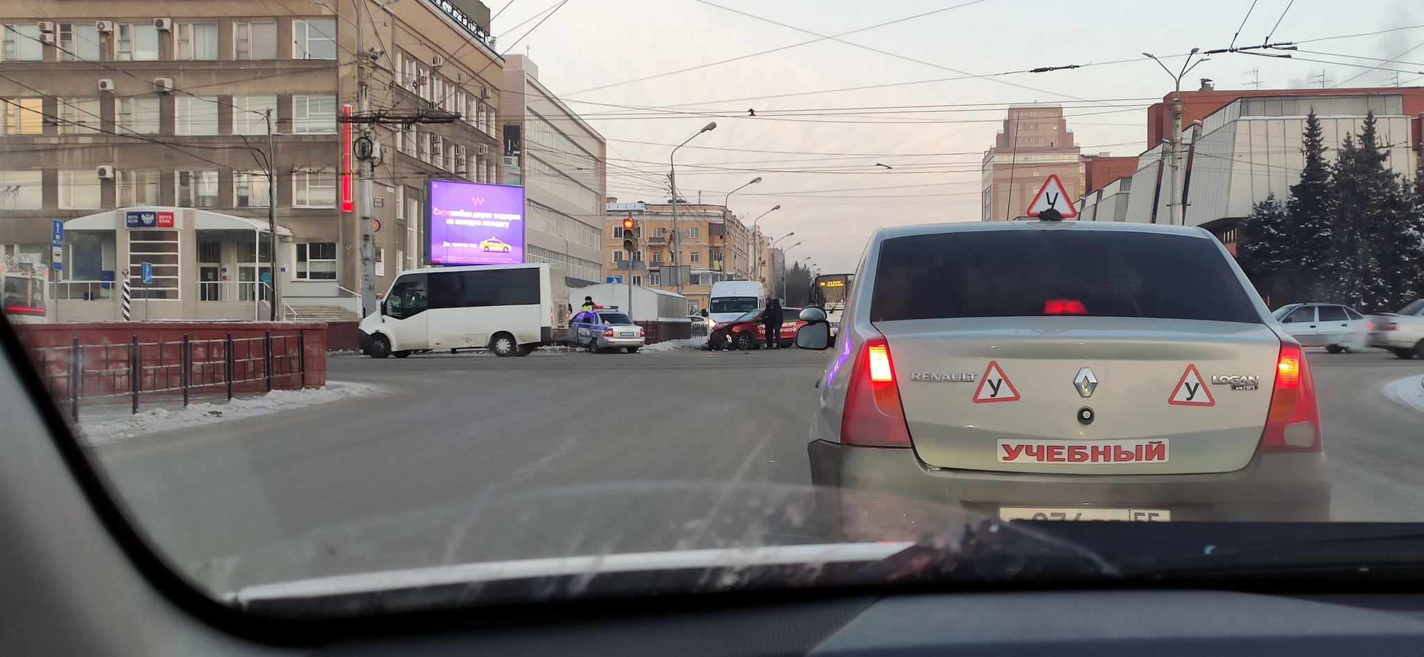 Омск. 8.01.2021. Дтп автомобиля такси с машиной ДПС | Пикабу