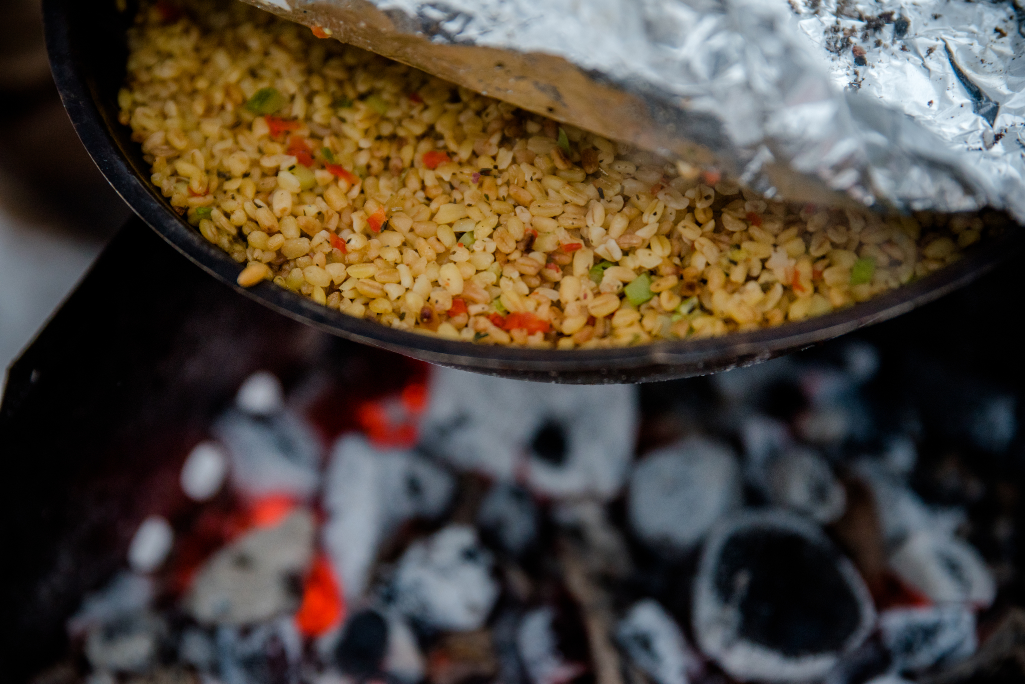 Приготовили булгур с овощами и куриные бёдрышки на огне | Пикабу