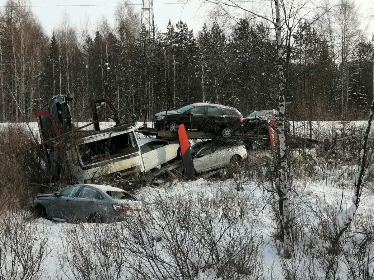 Под Нижним Тагилом автовоз Mercedes с 8 автомобилями улетел в кювет (ФОТО)  | Пикабу