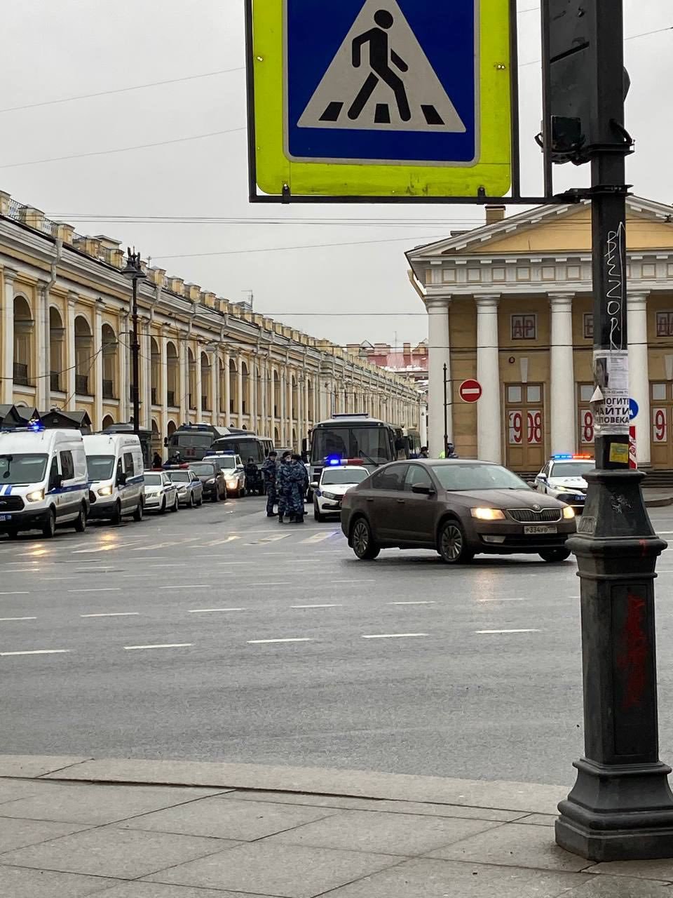 Полиция и Росгвардия снова перекрыли Дворцовую площадь, Петербург | Пикабу