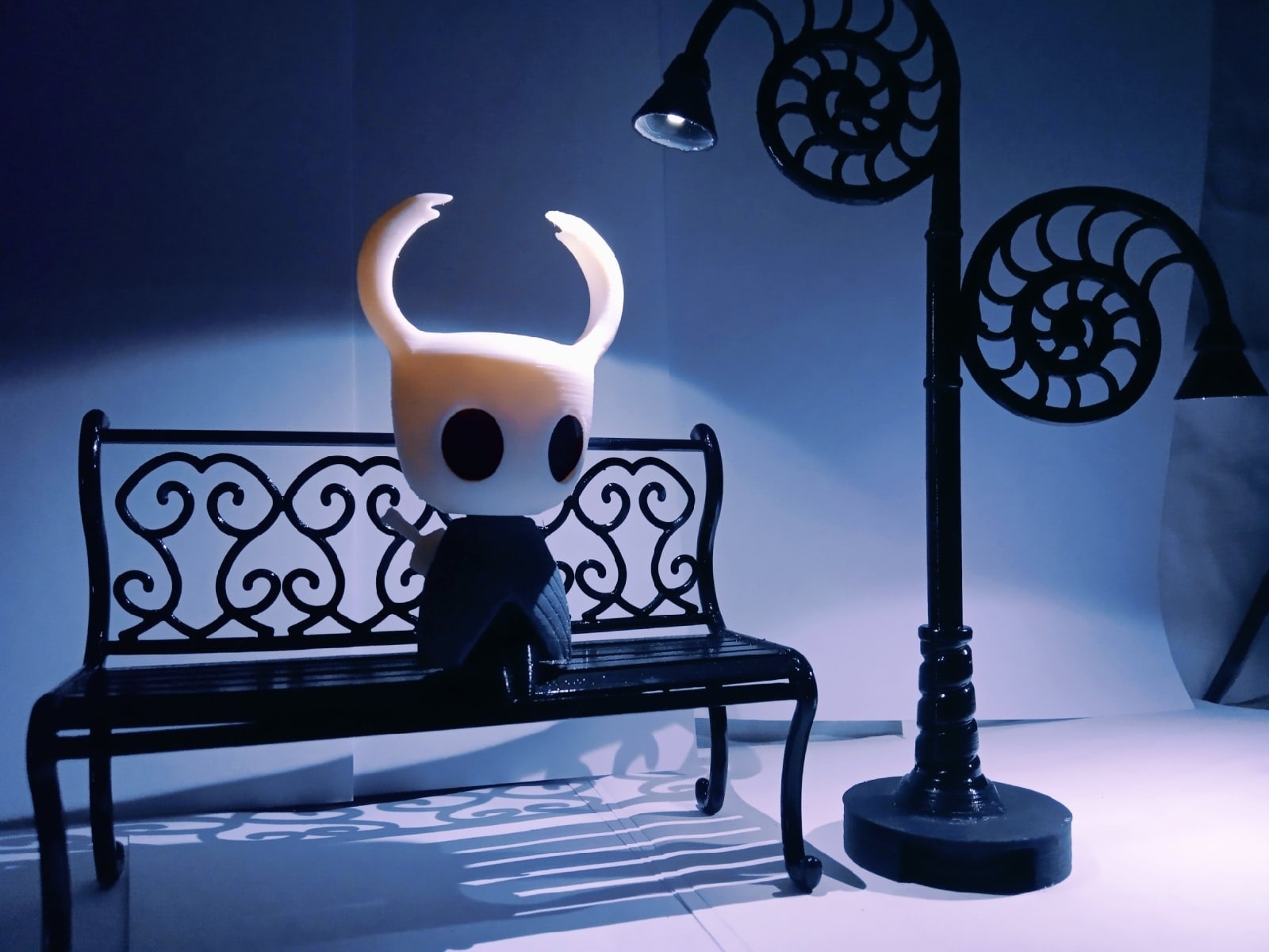 Полый рыцарь из игры Hollow Knight на скамейке и с фонарем, 3д печать |  Пикабу