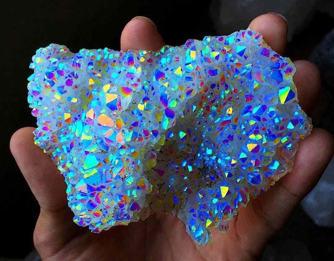 Кварцевый кристалл Aura Rainbow, также известный как «Камень исполненияжеланий»