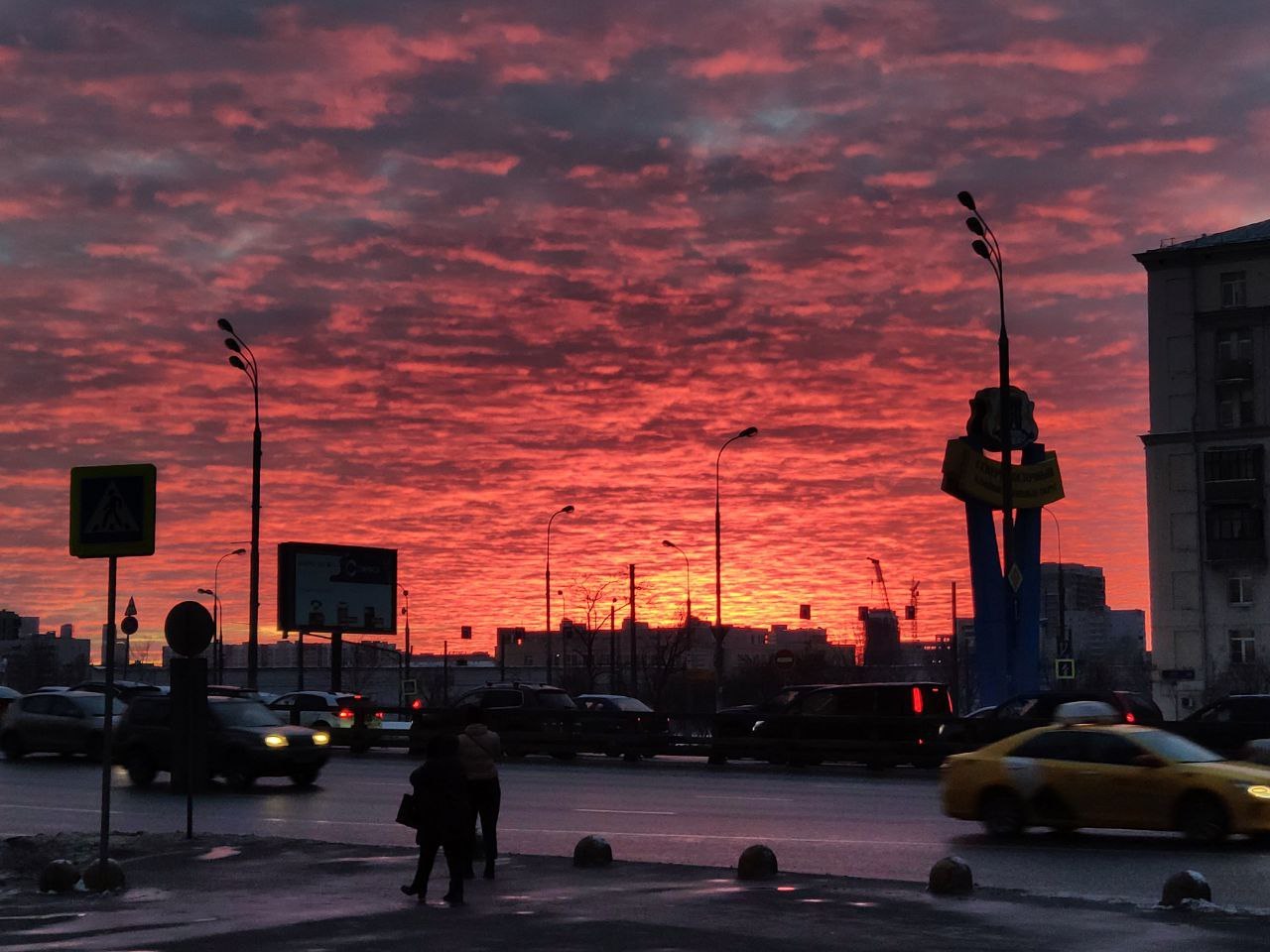 1 февраля, Москва, и вот такие у нас крутые закаты | Пикабу