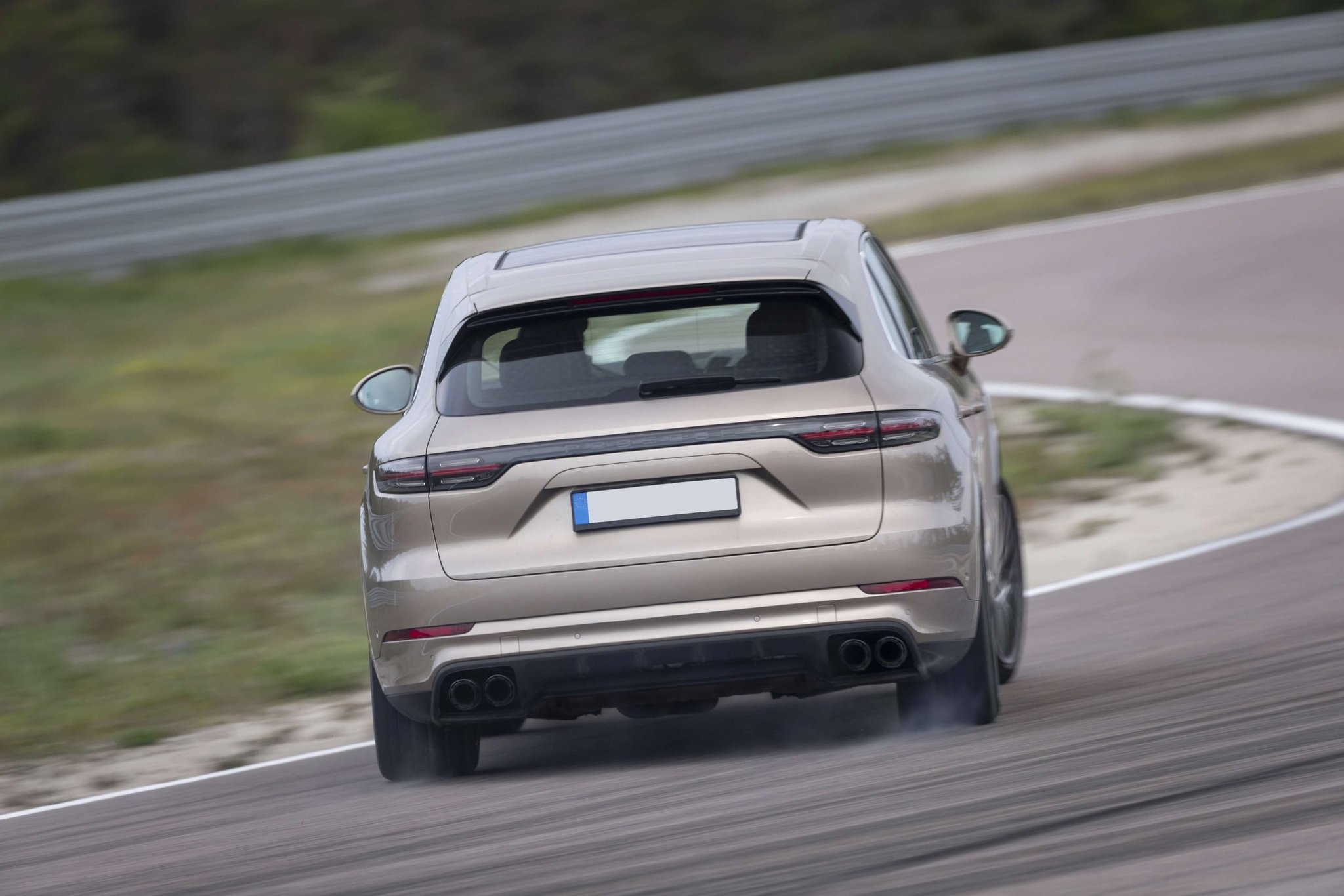 Тестируем гибридный кардиостимулятор Cayenne Turbo S по дороге из Мадрида в  Валенсию | Пикабу