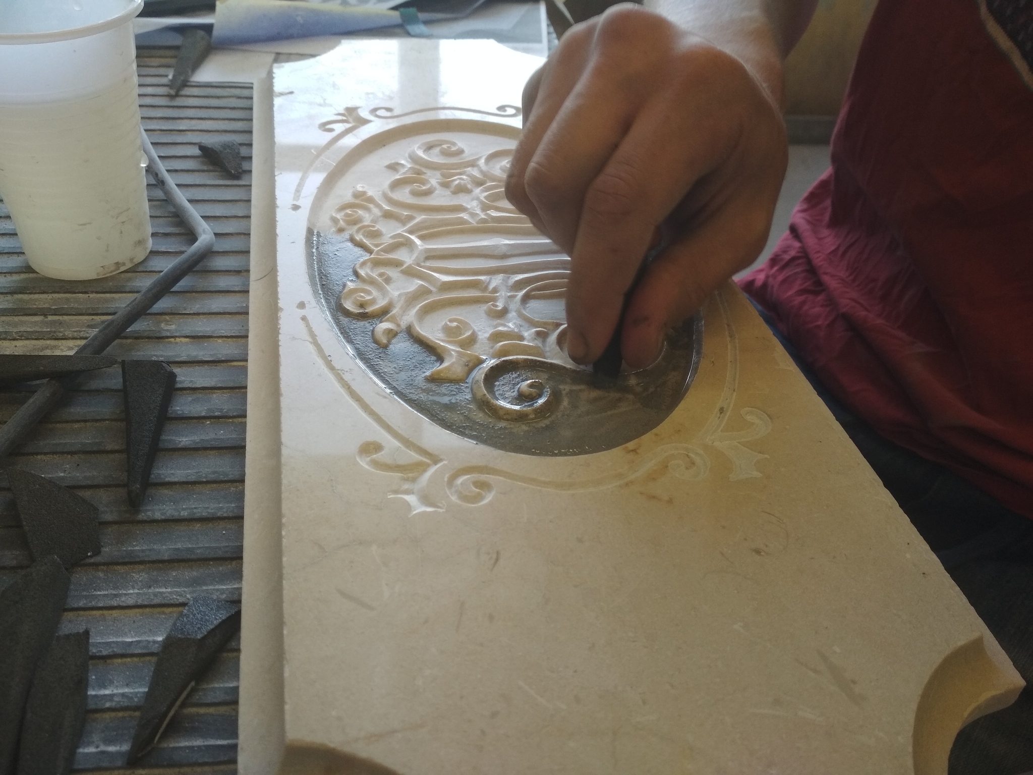 Stone carving. Creation of a monogram on the top shelf pikabu.monster