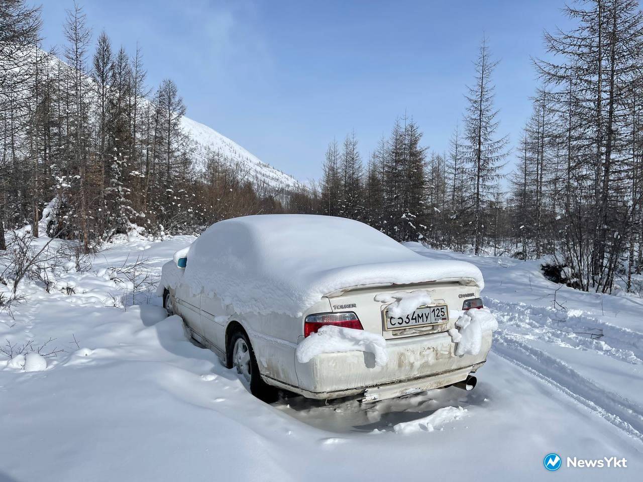 В Якутии замерзли в машине
