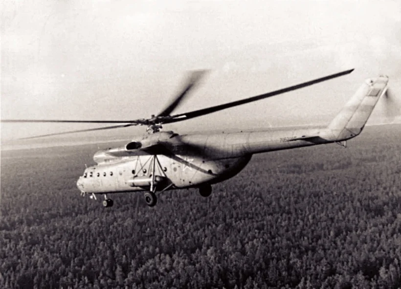 Ми 6 в реке. Вертолет ми-6 в Тарко-Сале. Ми-6 вертолет 1981. Вертолет ми 6 в Тарко Сале в болоте. Вертолет ми 6 лежит в болоте Тарко Сале.