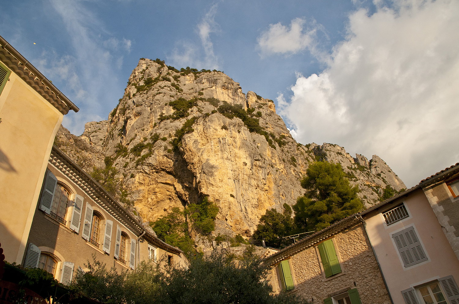 Мустье-Сент-Мари [Moustiers-Sainte-Marie], Прованс, Франция | Пикабу