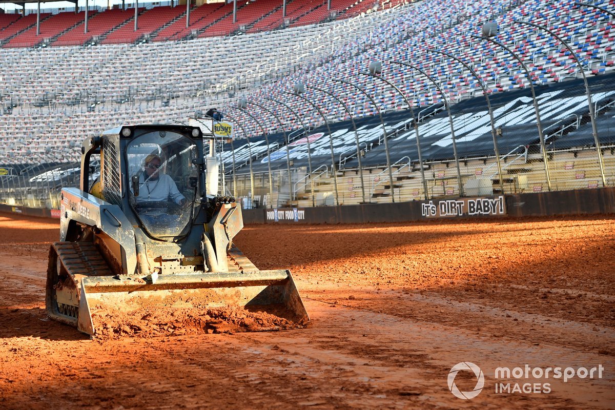 Грязные гонки или как NASCAR решила вернуться к истокам | Пикабу