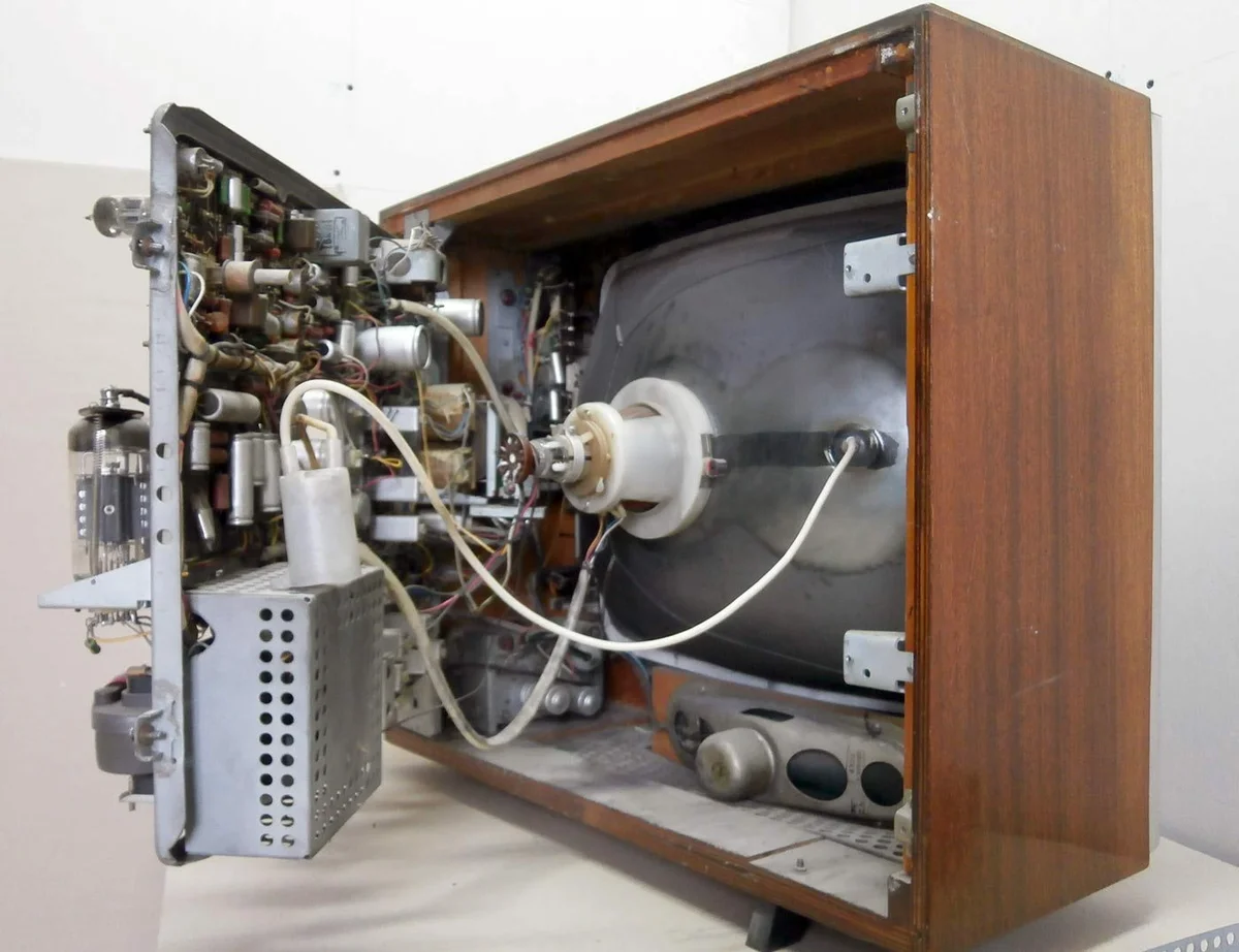 Почему в СССР телевизор начинал нормально показывать от удара кулаком ...