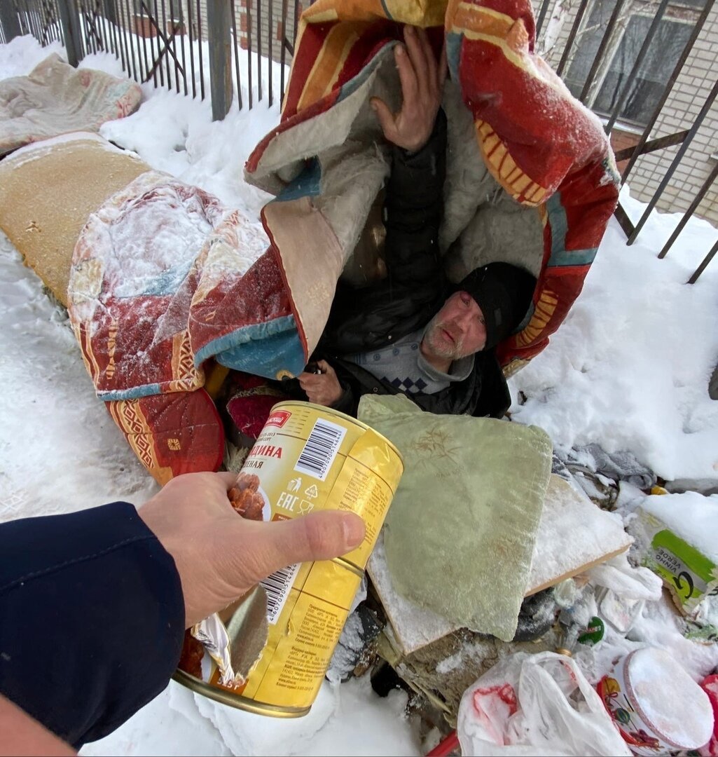 Впервые, за долгое время, увидел бомжей живущих на теплотрассе. Отдал все  продукты, что были в машине | Пикабу