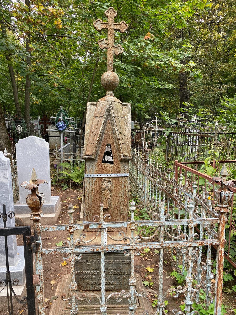 5 самых красивых кладбищ Петербурга, которые нужно увидеть, даже если вы не гот