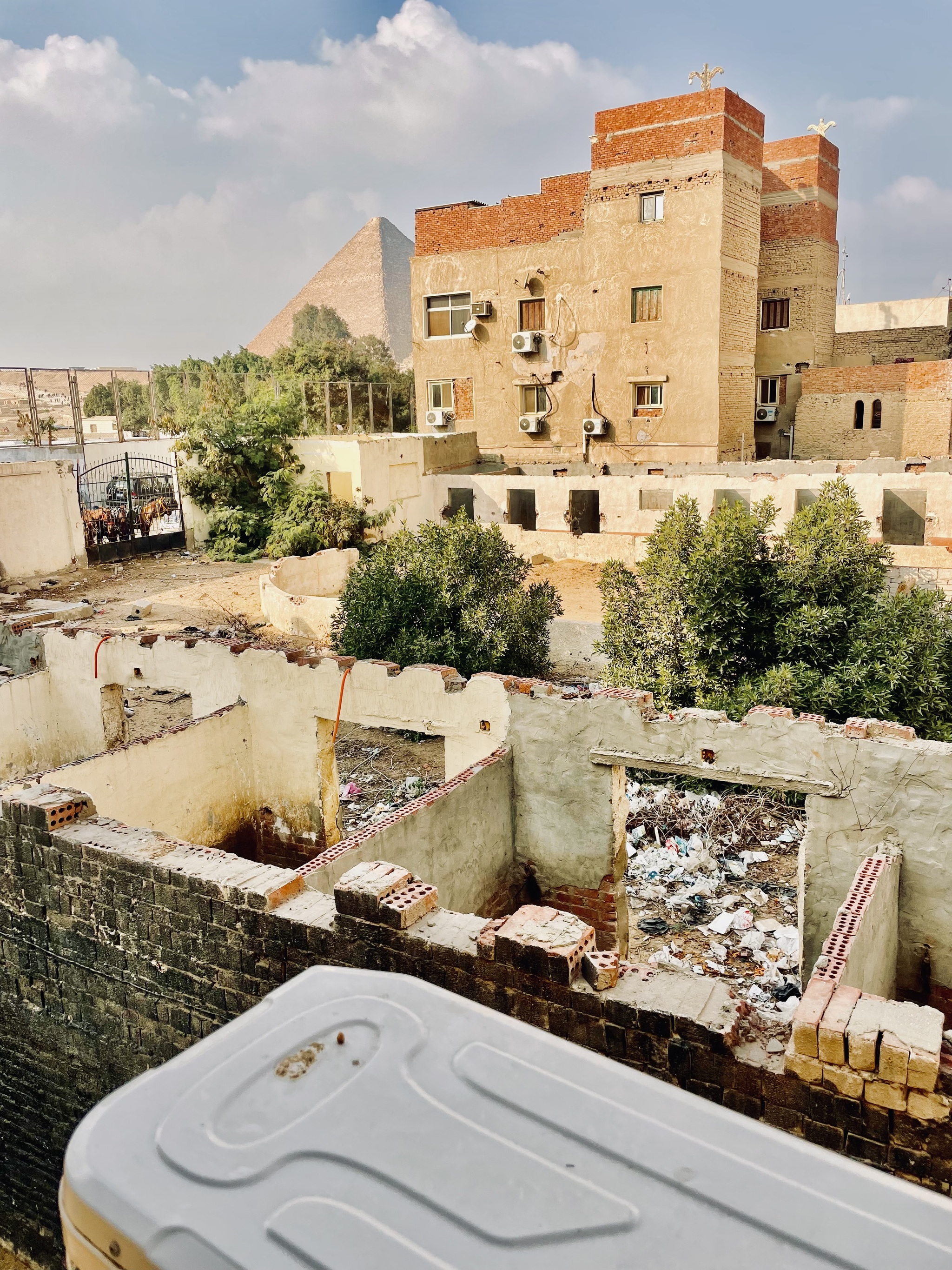 Почему 90% домов в Египте без крыш, они их не достраивают, смотрится, как в игре SIMS (а из стен торчит арматура)?
