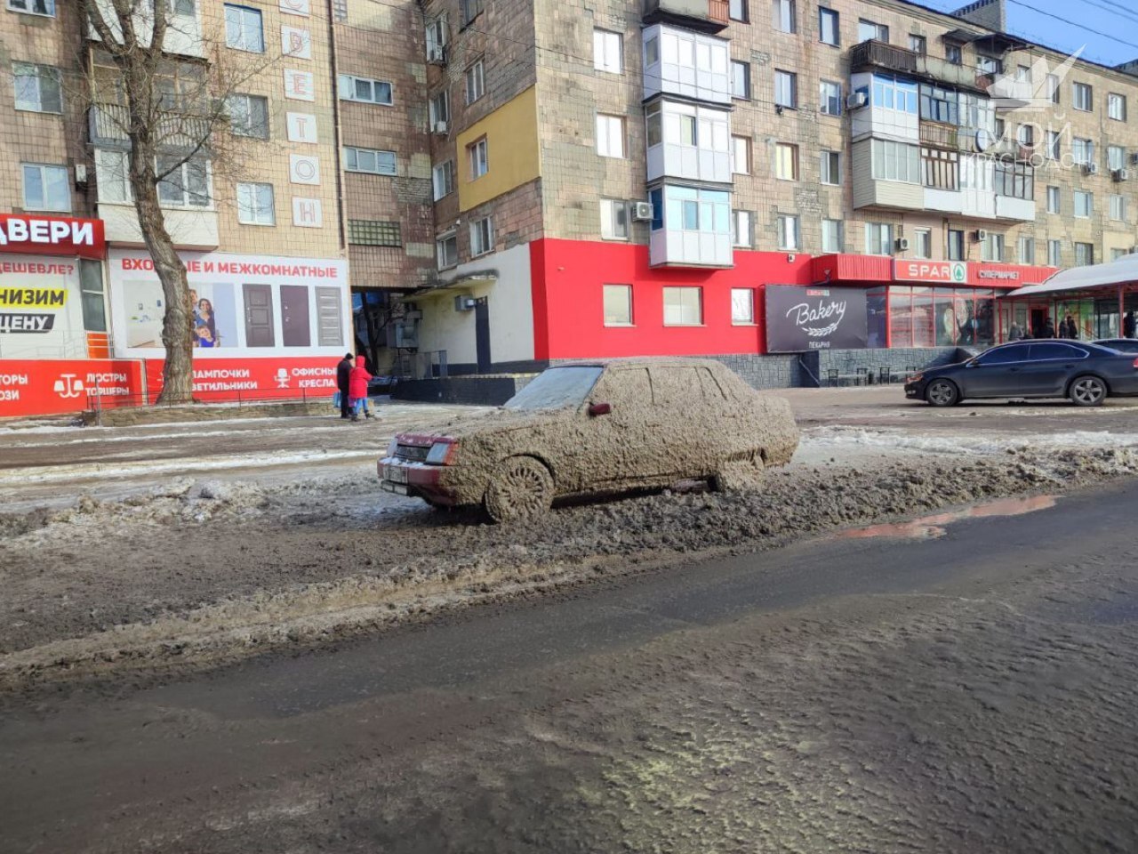 Когда оставил машину на краю проезжей части | Пикабу