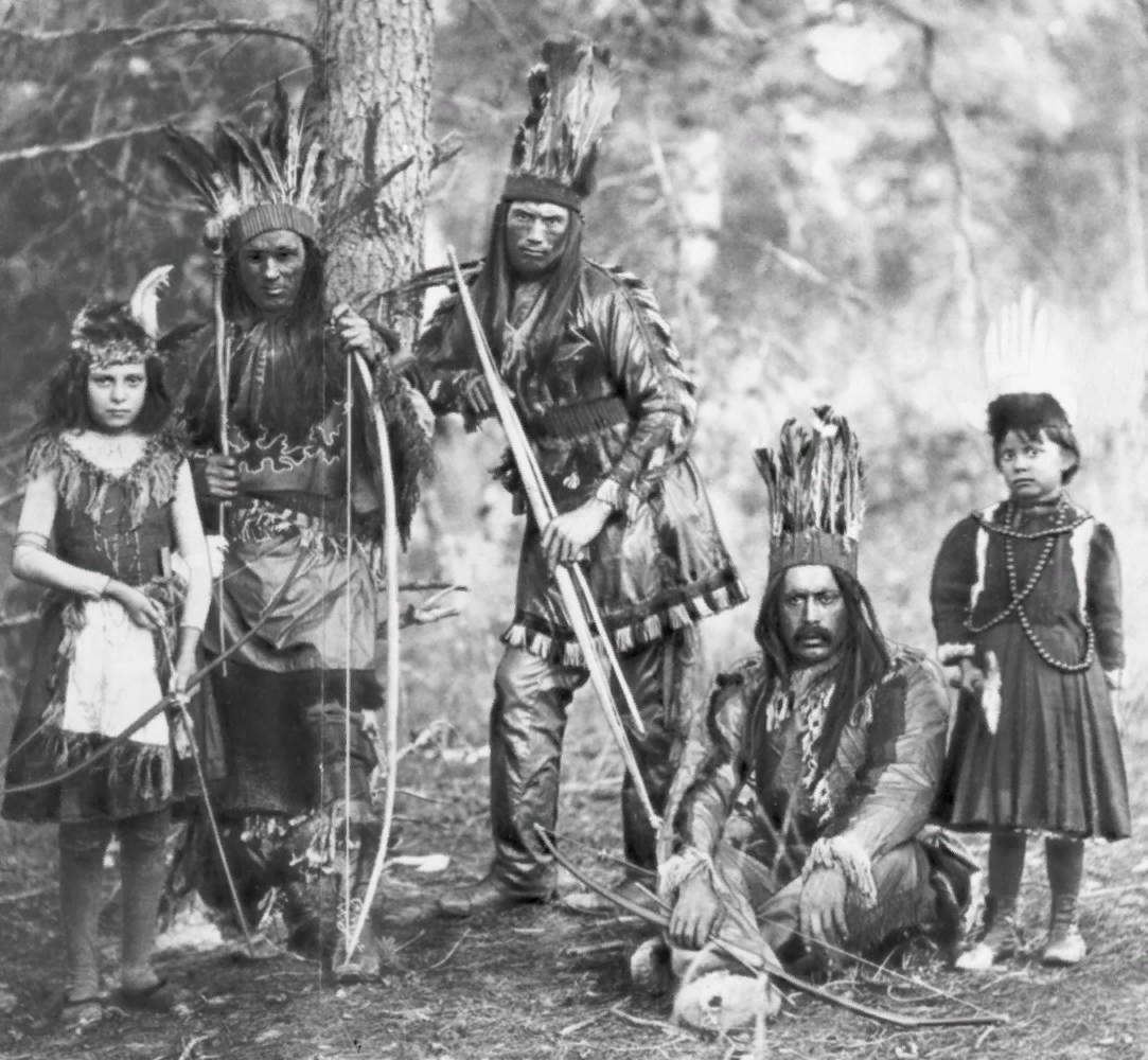 Как будет племя на английском. Алгонкинские индейцы Северной Америки. Индейцы гуроны Америки. Могикане индейцы Северной Америки. Гуроны и могикане.