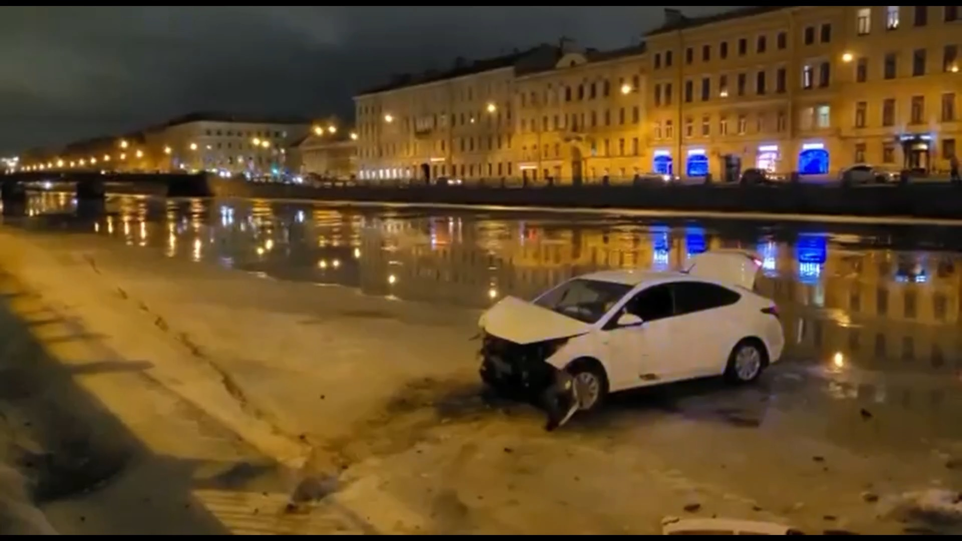 В СПБ водитель каршеринга спрятался от погони ГАИ на льду реки | Пикабу