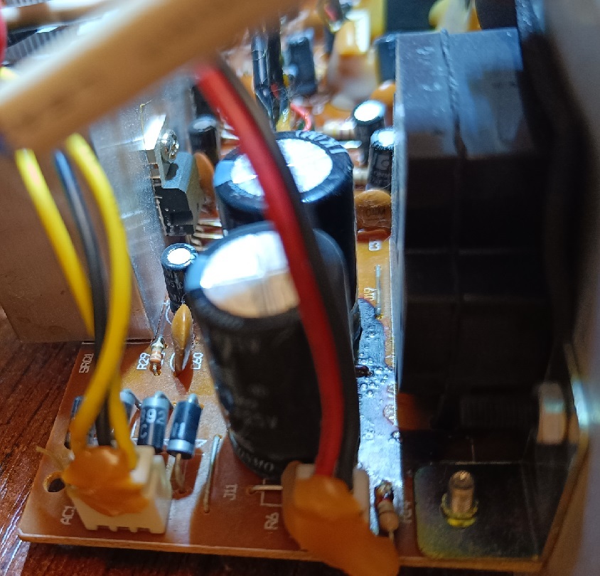 Нужны советы. Компьютерная акустика 2.1 sven 820 один канал играет тише ...