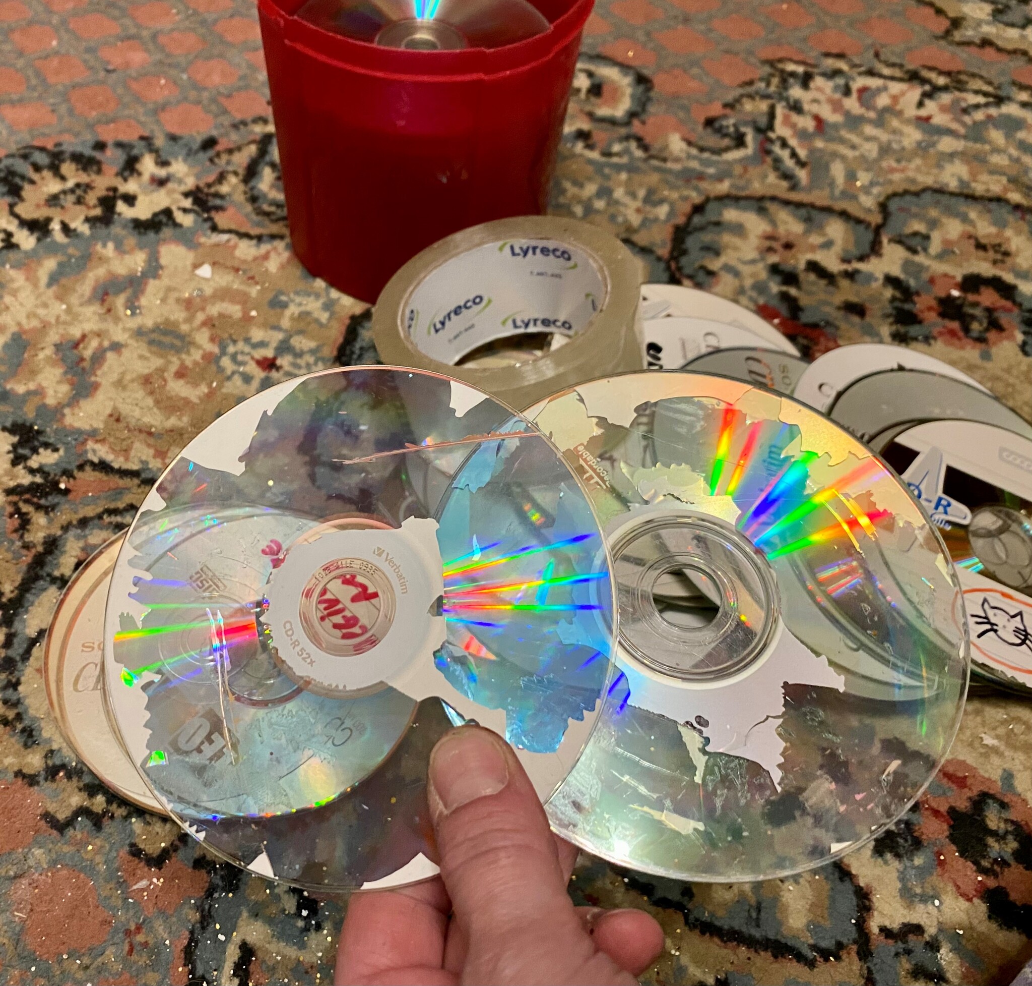Поделки из старых CD и DVD дисков — вторсырье для функциональных и полезных вещей