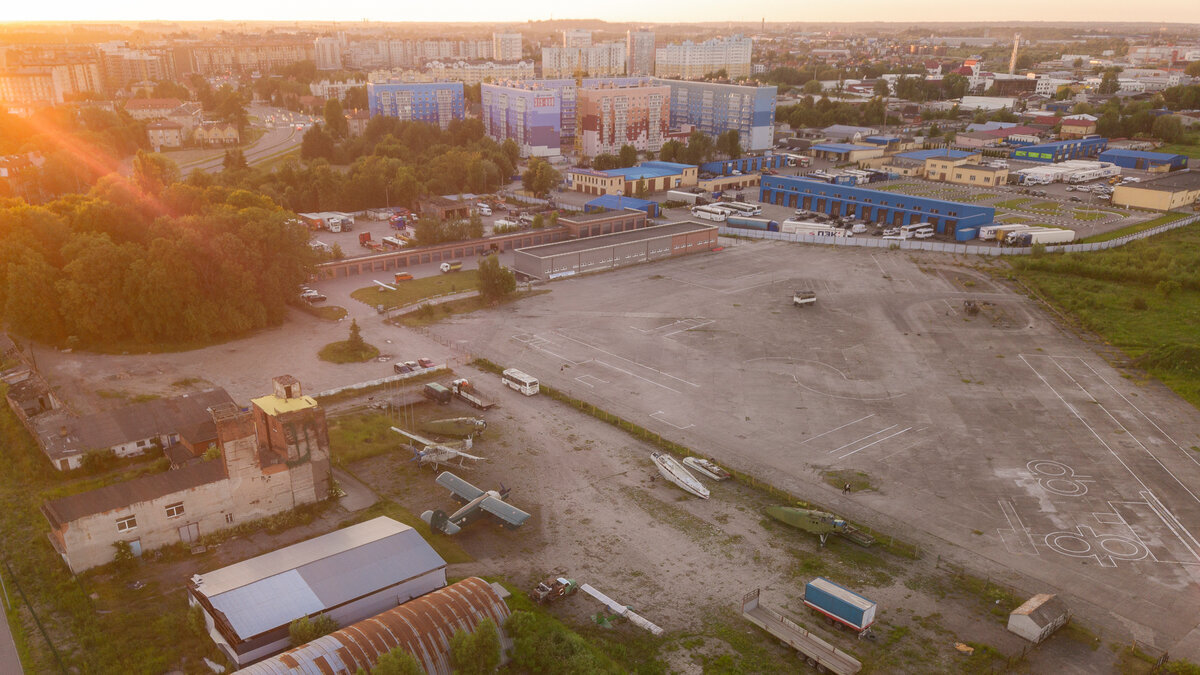 Аэродром Девау — что стало с первым пассажирским аэропортом в Европе?  (спойлер: тоска, поля и обломки самолётов) | Пикабу