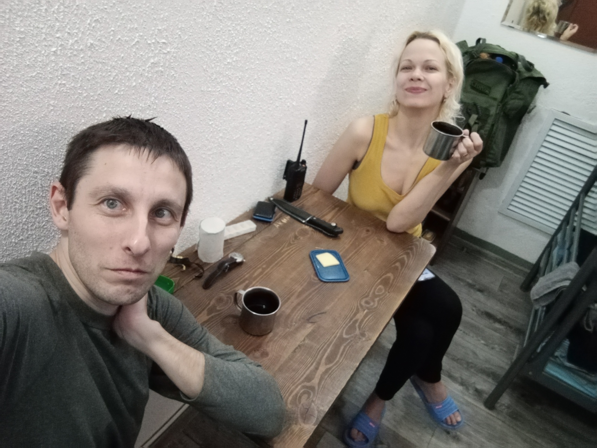 На столе с женой