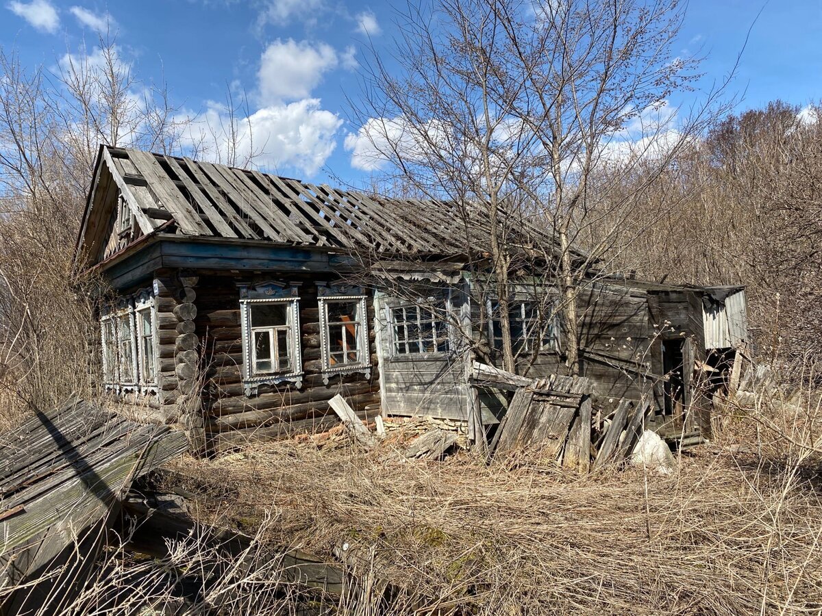 Когда это был крепкий деревенский дом. Сейчас - простая заброшка, которая  разваливается | Пикабу