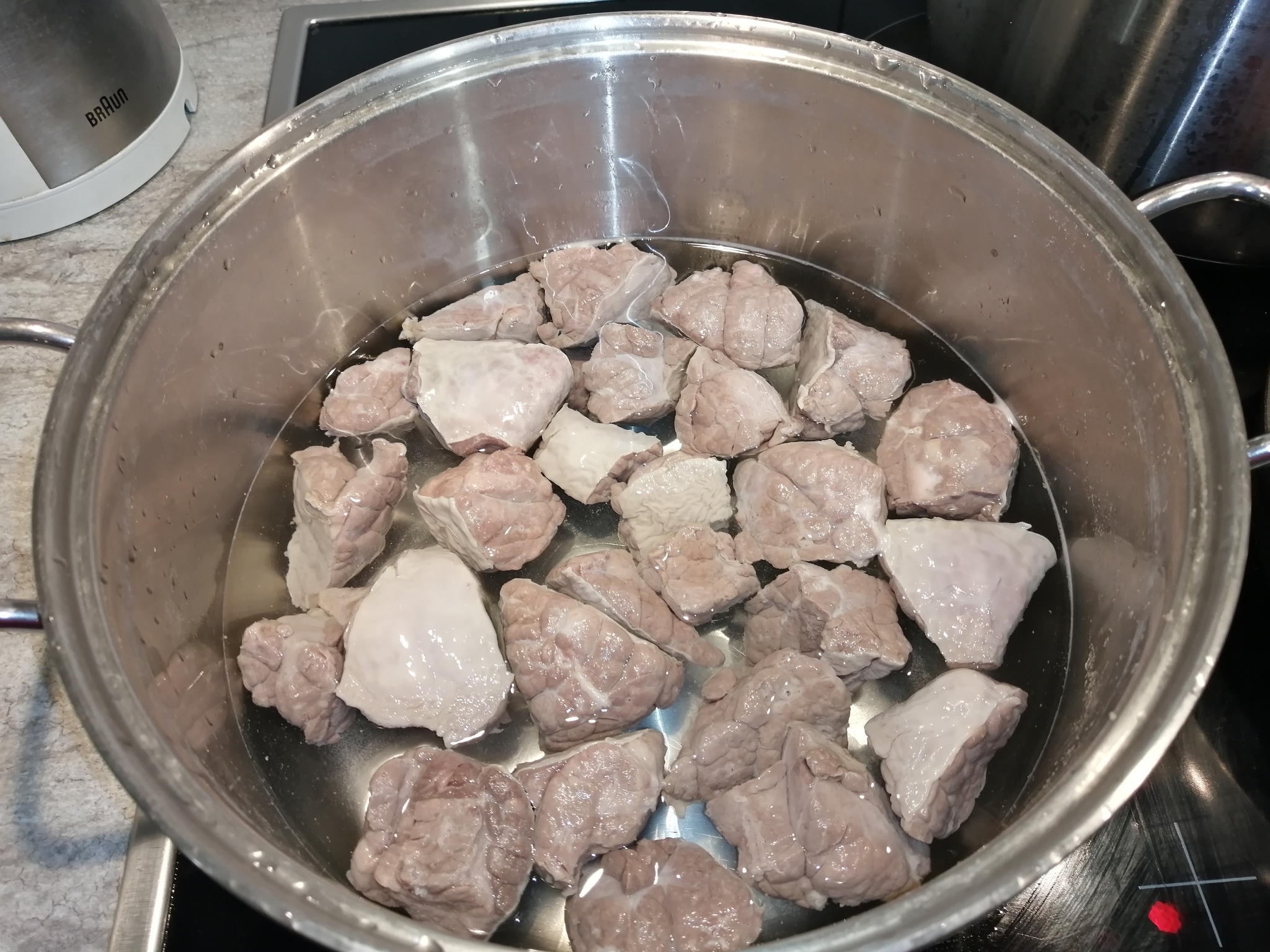 Приготовление легкого свиного. Приготовить говяжье легкое. Нарезное легкое говяжье. Как готовить легкое говяжье.