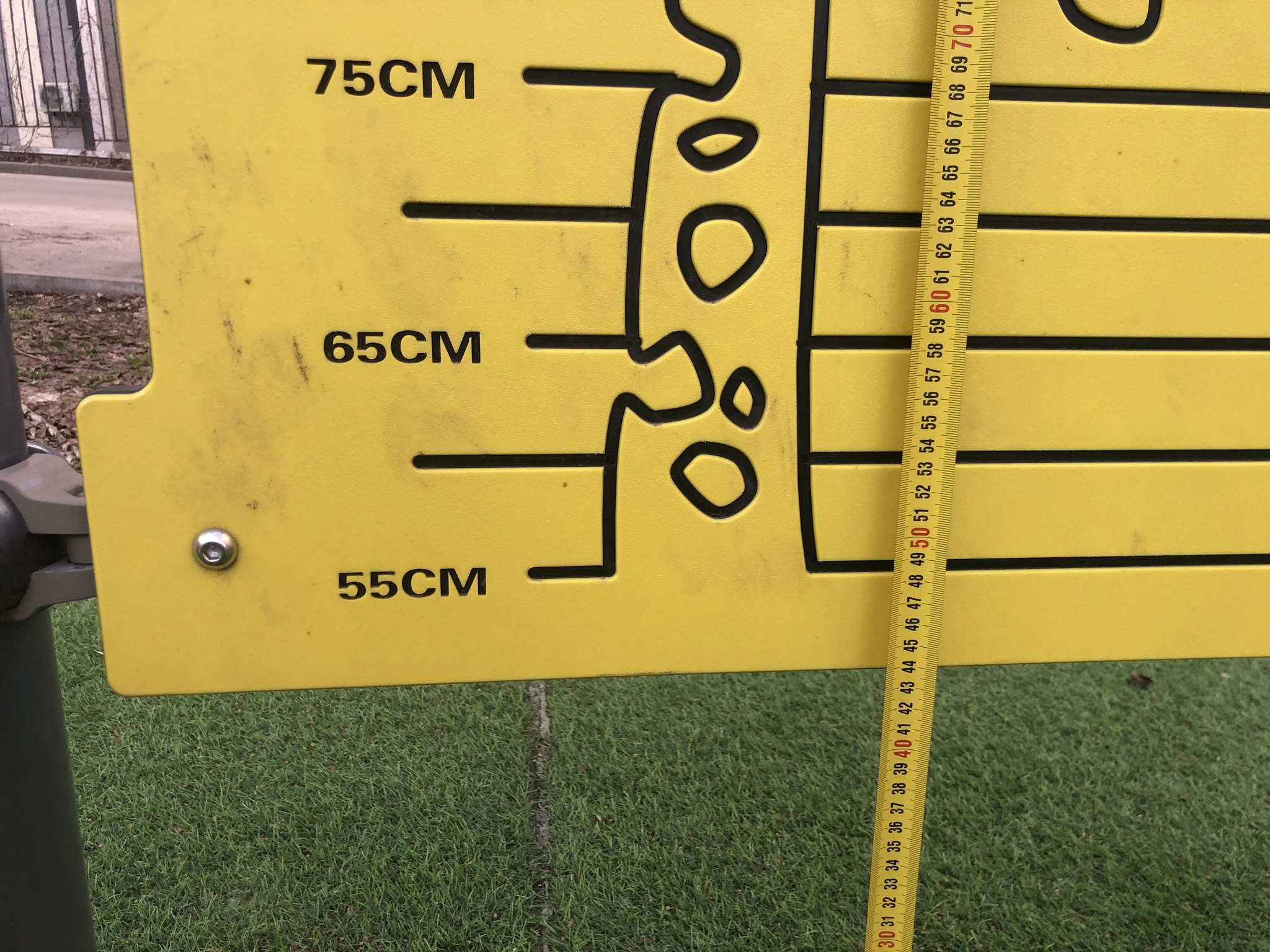 Везде обман. Ростомер на детской площадке | Пикабу