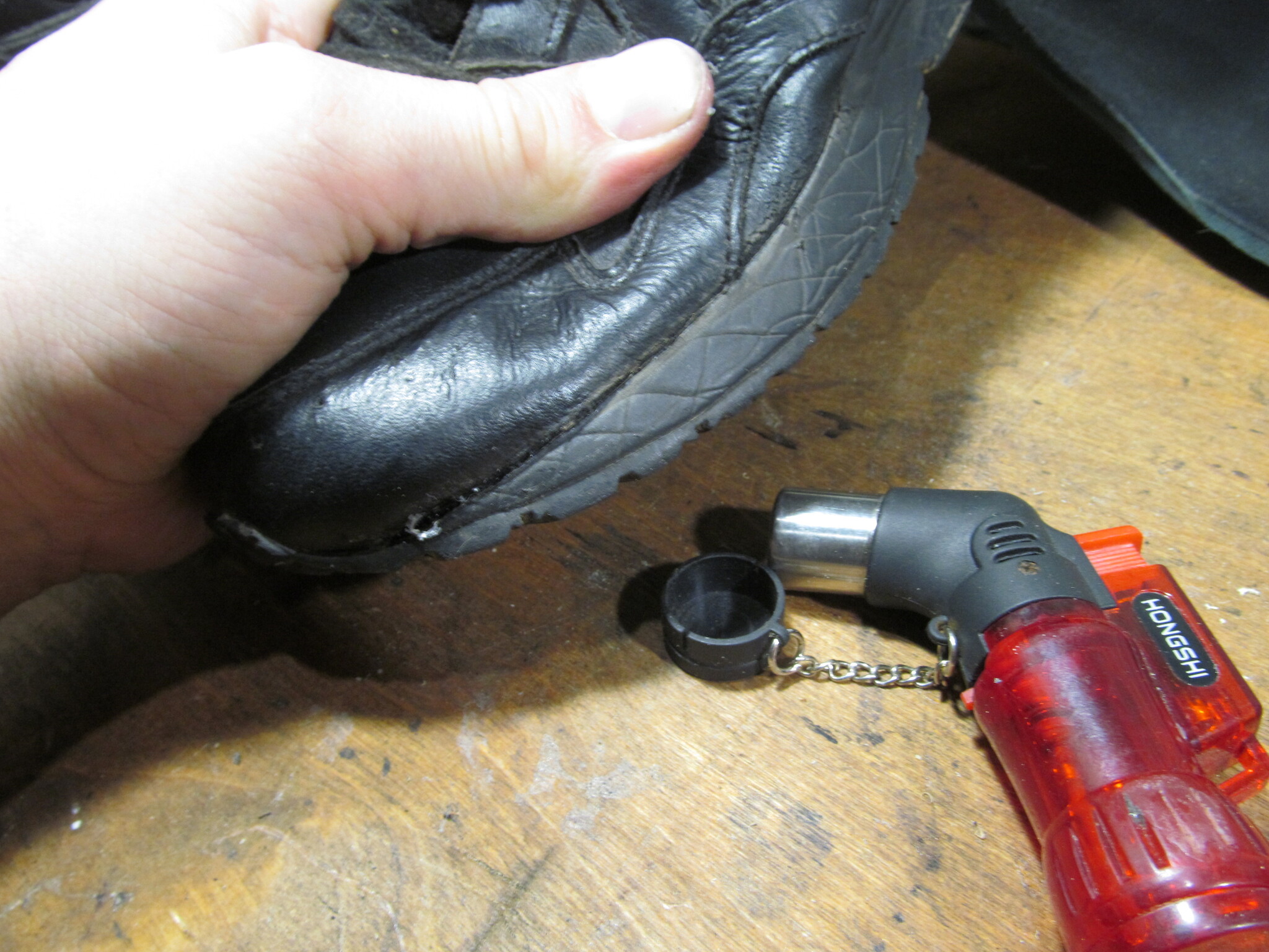 Типичный пример, когда обувь можно починить самостоятельно: прошивка .