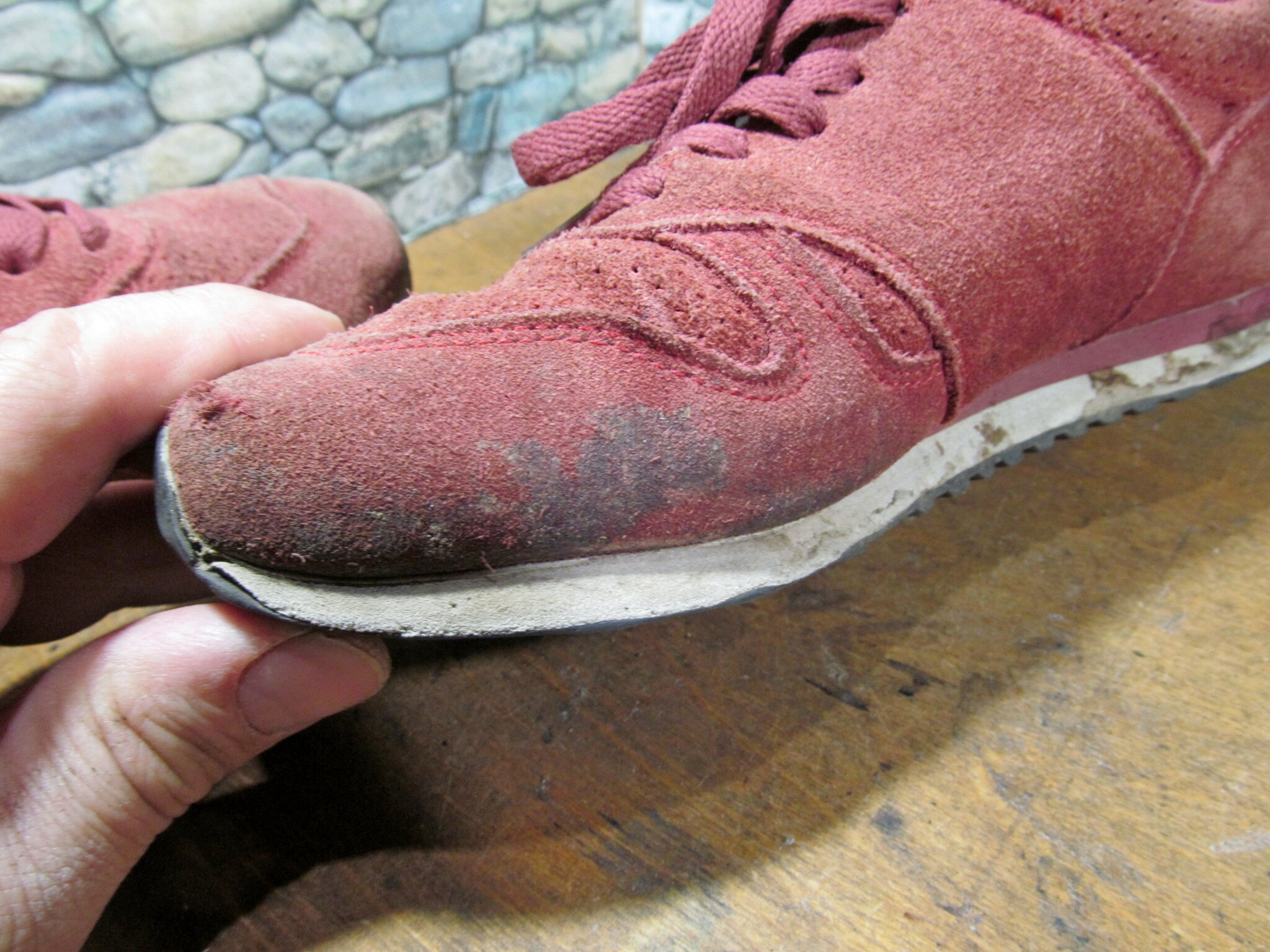 Можно стирать замшевую обувь. Реставрация замшевой обуви. Дырка на замшевом кроссовке. Профилактика для ремонта подошвы теннисных кроссовок. Ремонт Носов у кроссовок.