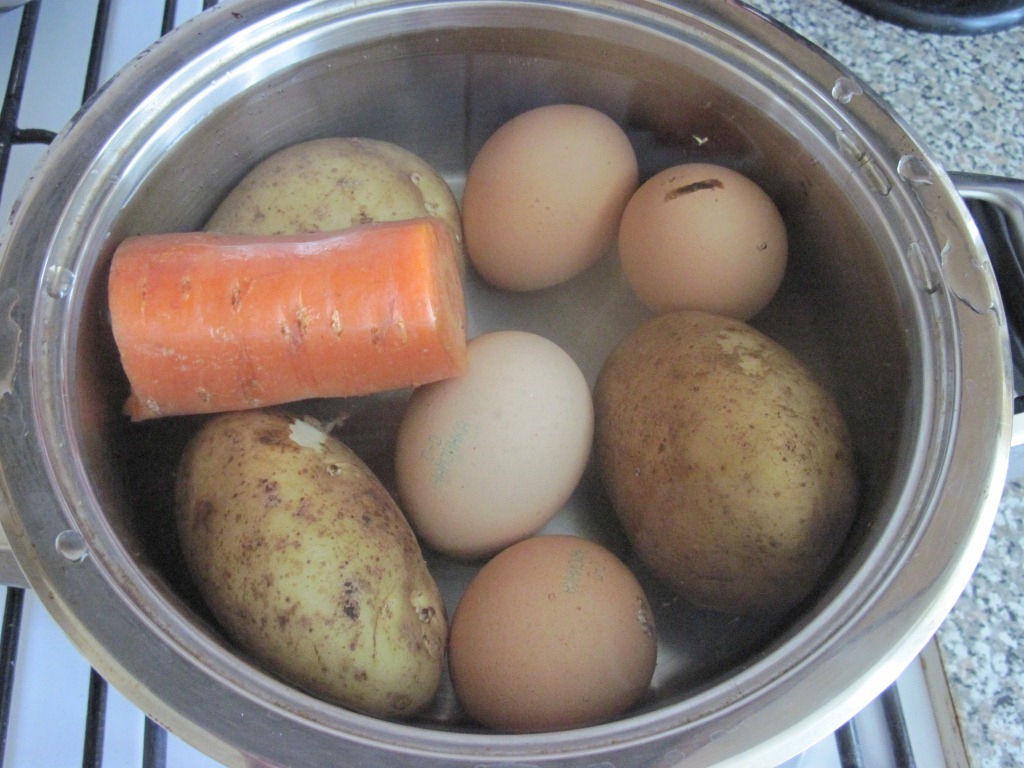 Рецепт: Салат Оливье с колбасой и солеными огурцами | Пикабу