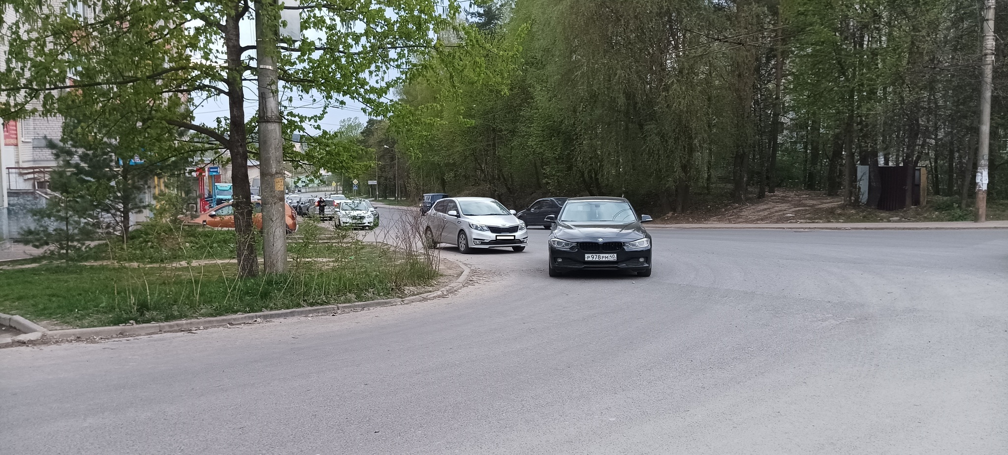 Нет, он не поворачивает, он припаркован | Пикабу