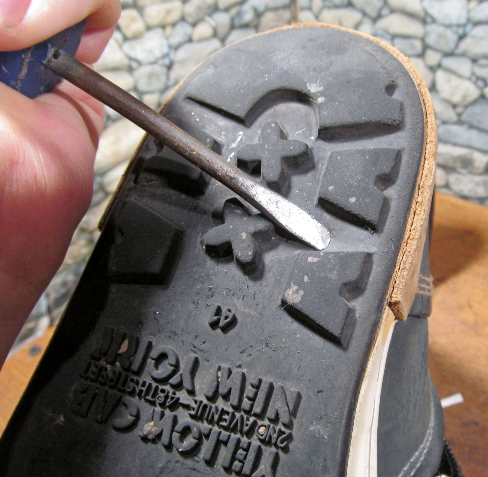 Ремонт задника кроссовок цена. Ремонт подошвы. Металлическая защита носка обуви. Ремонт задника кроссовок. Отремонтировать носок у туфель.