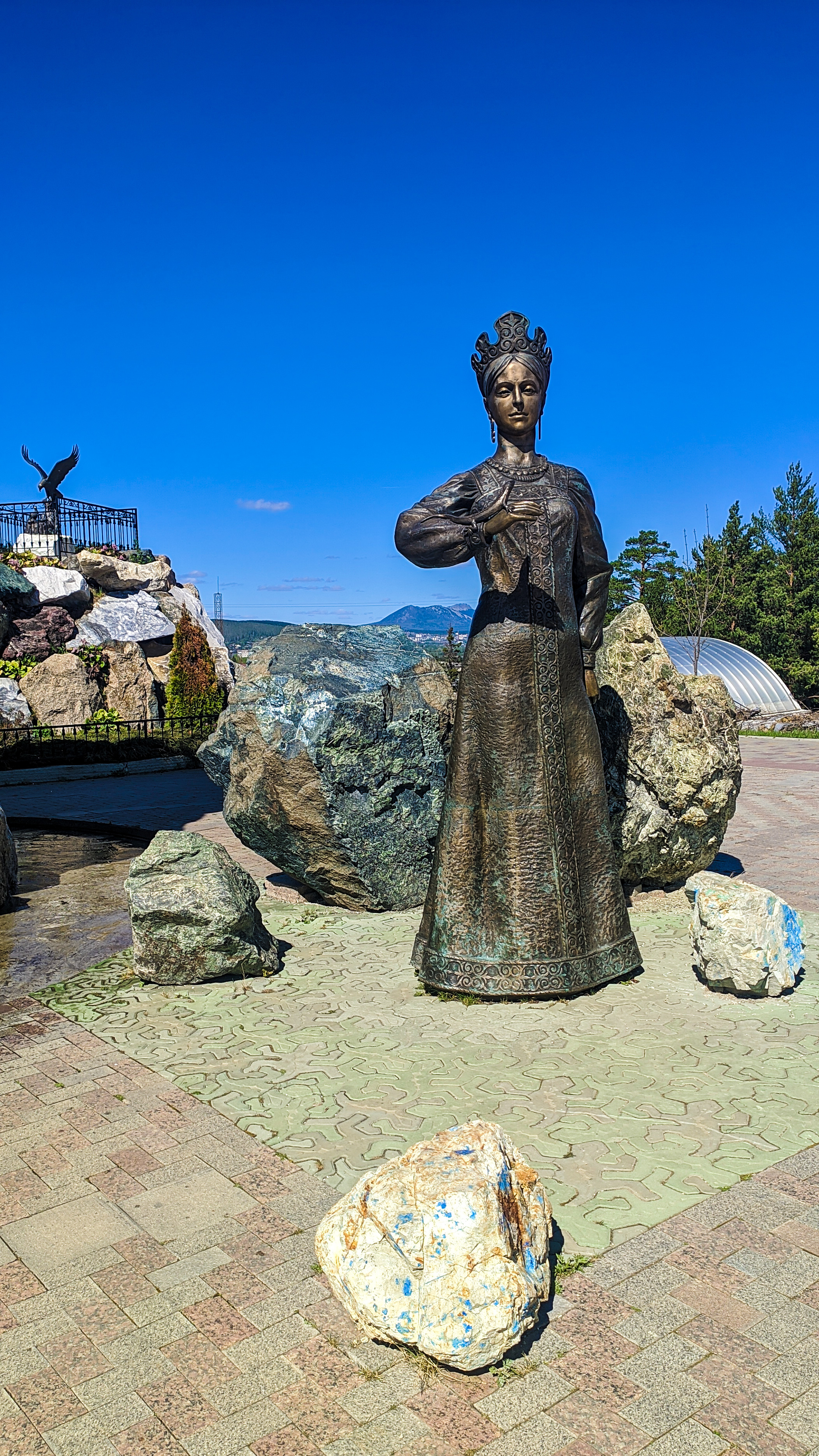 Горный парк бажова. Златоуст красная горка парк Бажова. Горный парк Бажова в Златоусте. Златоуст парк Бажова колокольня.