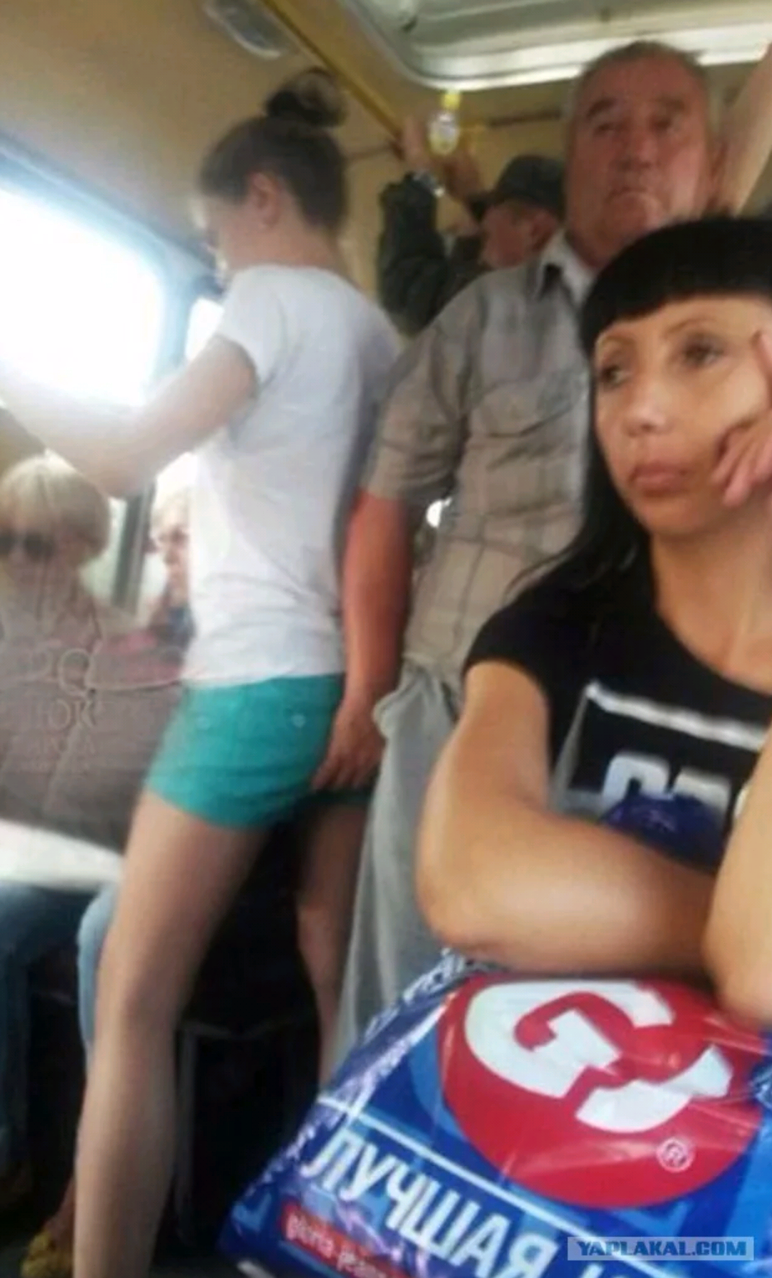 Мужик трогает попу женщины в автобусе. И не только рукой. рукописныйтекст.рф