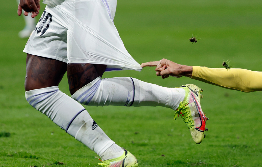 Sports moments. Фолить в футболе. Самые крутые чёткие фото Реал Мадрид 2022 года. Крутые фото Реал Мадрид 2022 год.