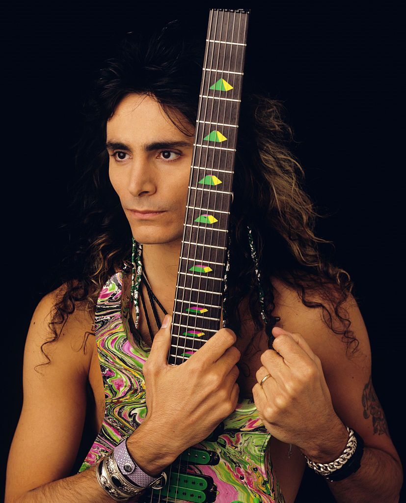 STEVE VAI, гитарист, если в двух словах - просто ГЕНИЙ, все. Глядя на его  видео 