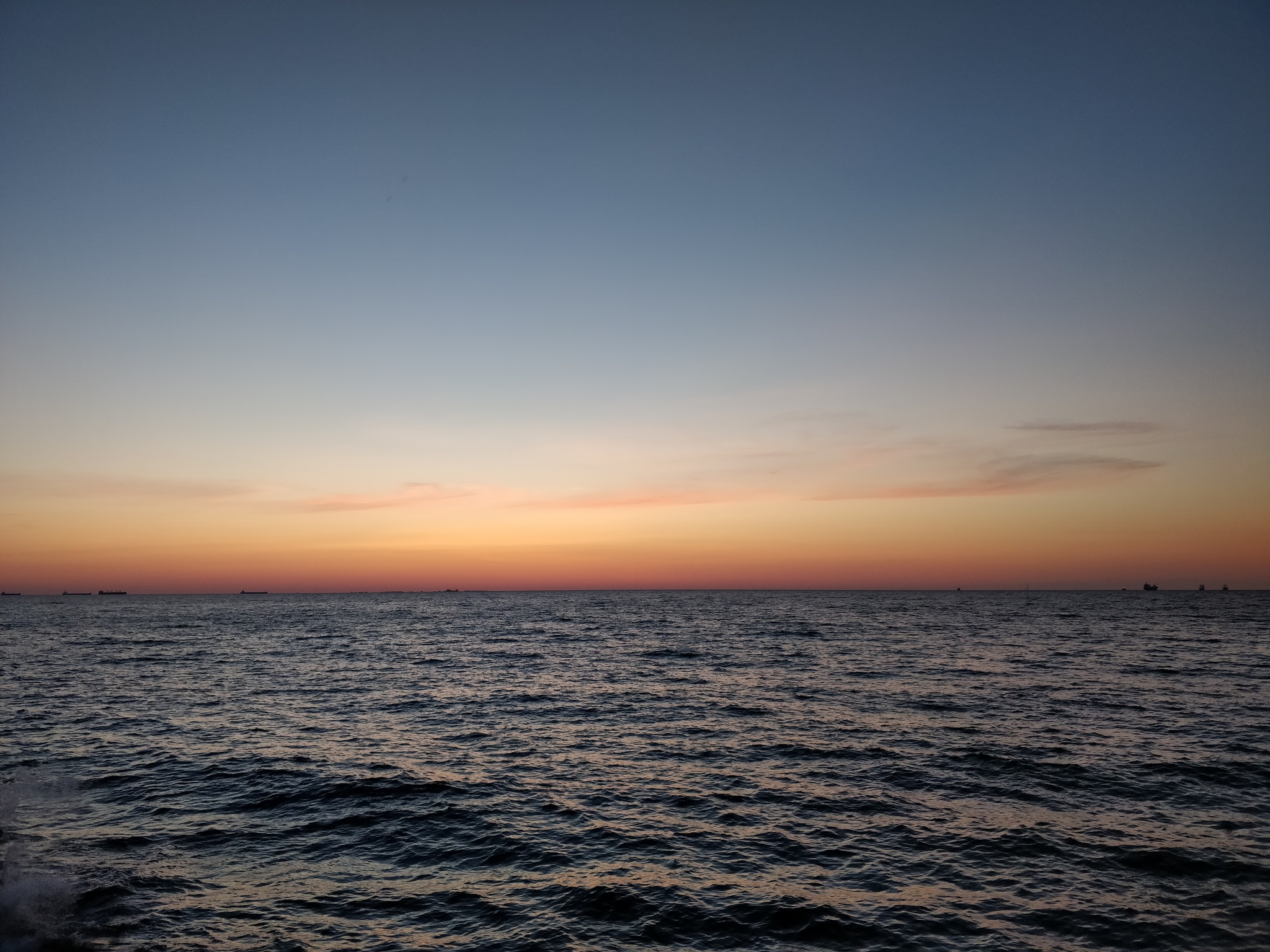 Солнце из-за заваленного горизонта тоже встало на бунд | Пикабу