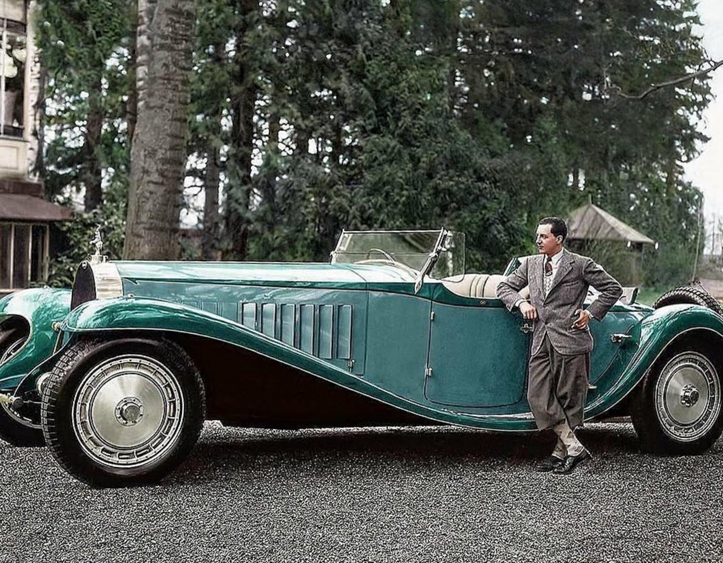 Жан Бугатти стоит рядом со своим Bugatti Royale, одним из семи построенных.  1932 г | Пикабу