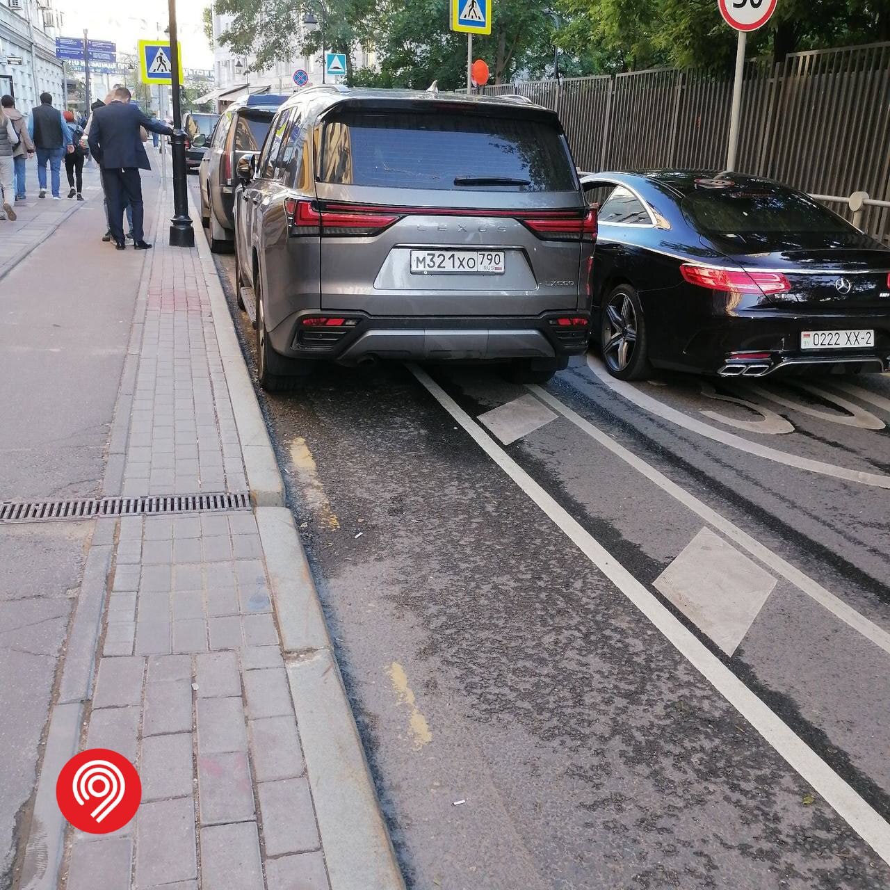 Более 300 люксовых авто эвакуировали с велодорожек в Москве | Пикабу