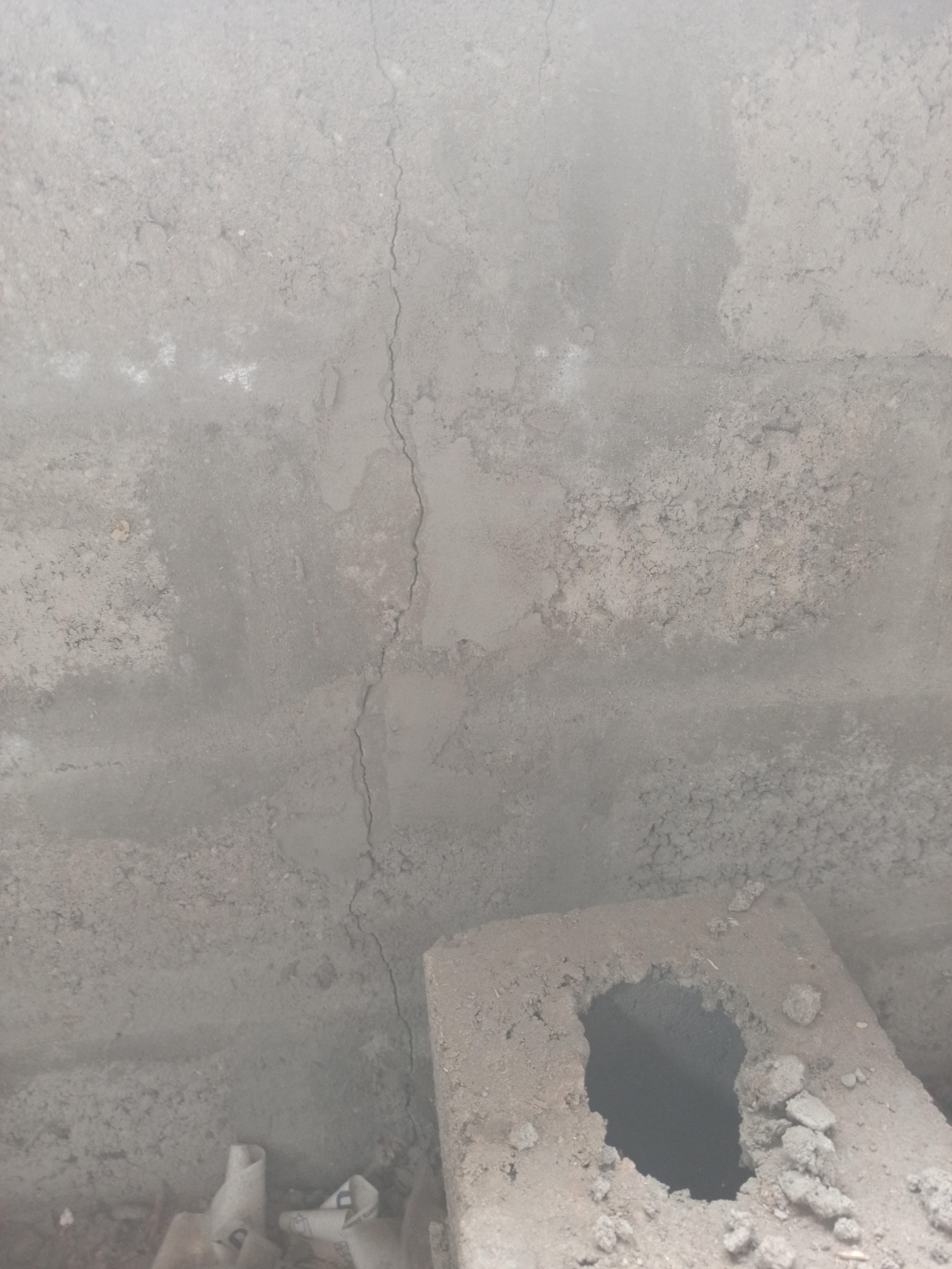 Треснула стена | Пикабу