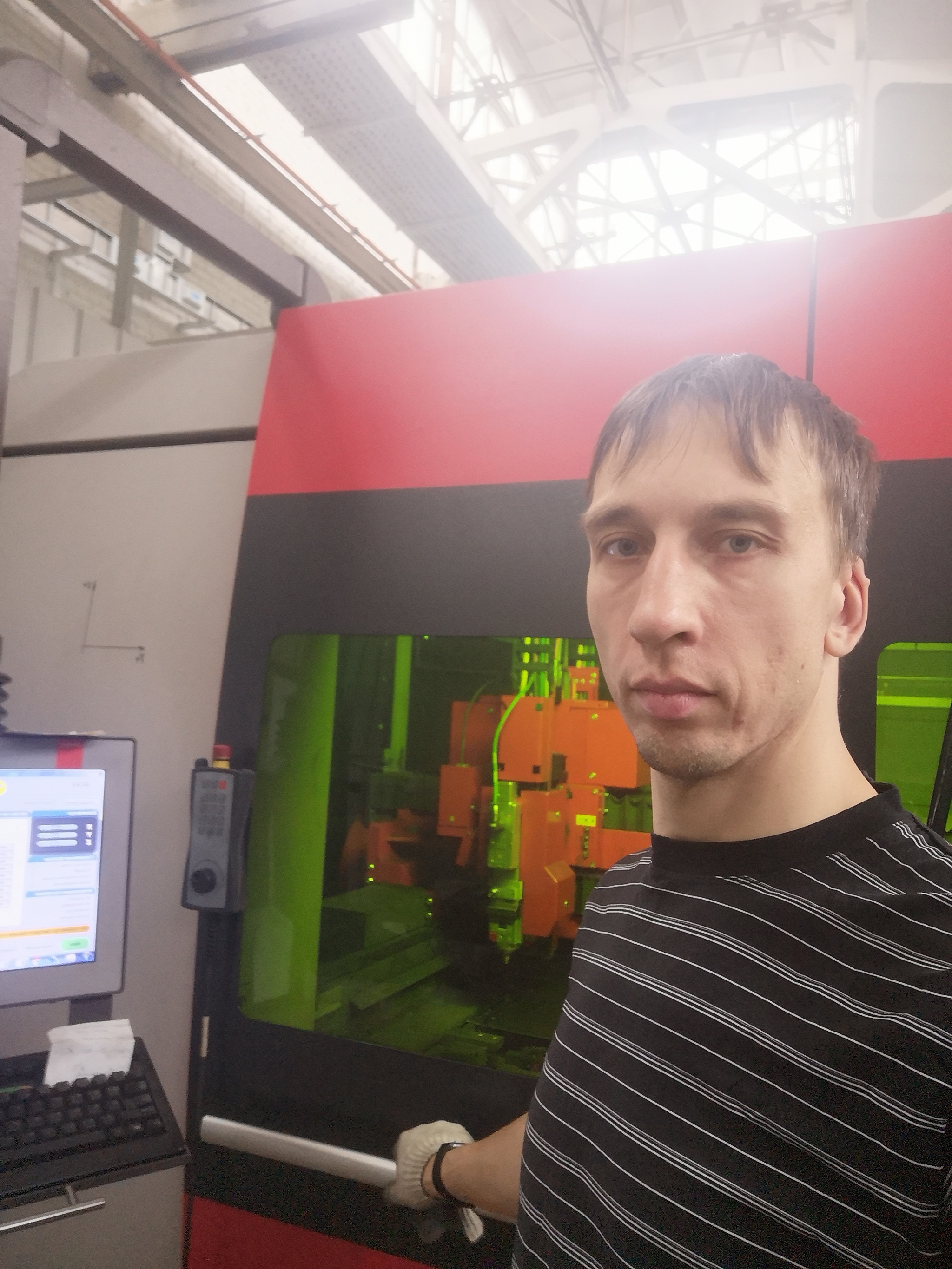 Как и все. 1 пост. Наладчик станков с чпу. Помимо лазера, листогиб и ...